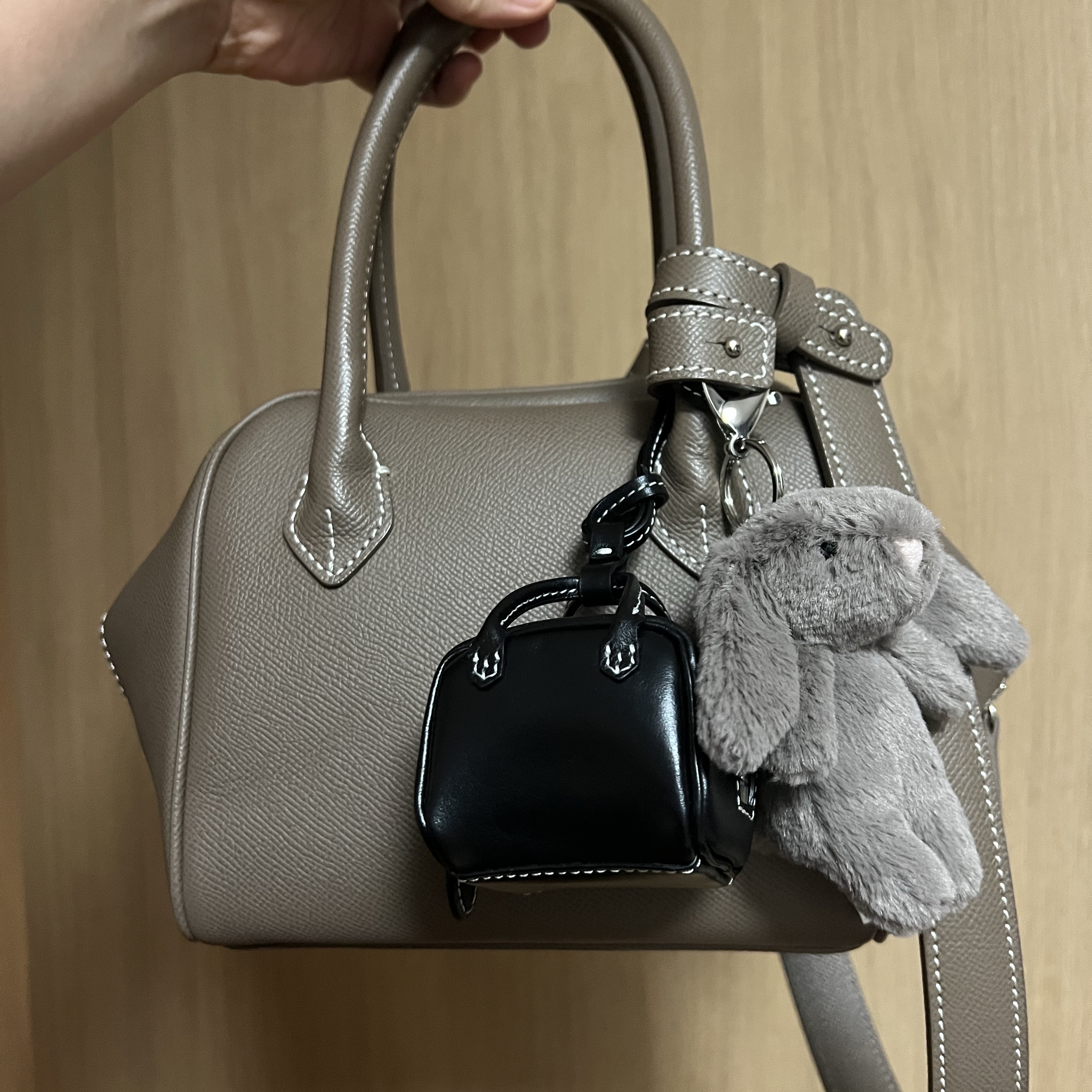 Jellycat Bashful Bunny Truffle Bag Charm Brown 착용 스타일
