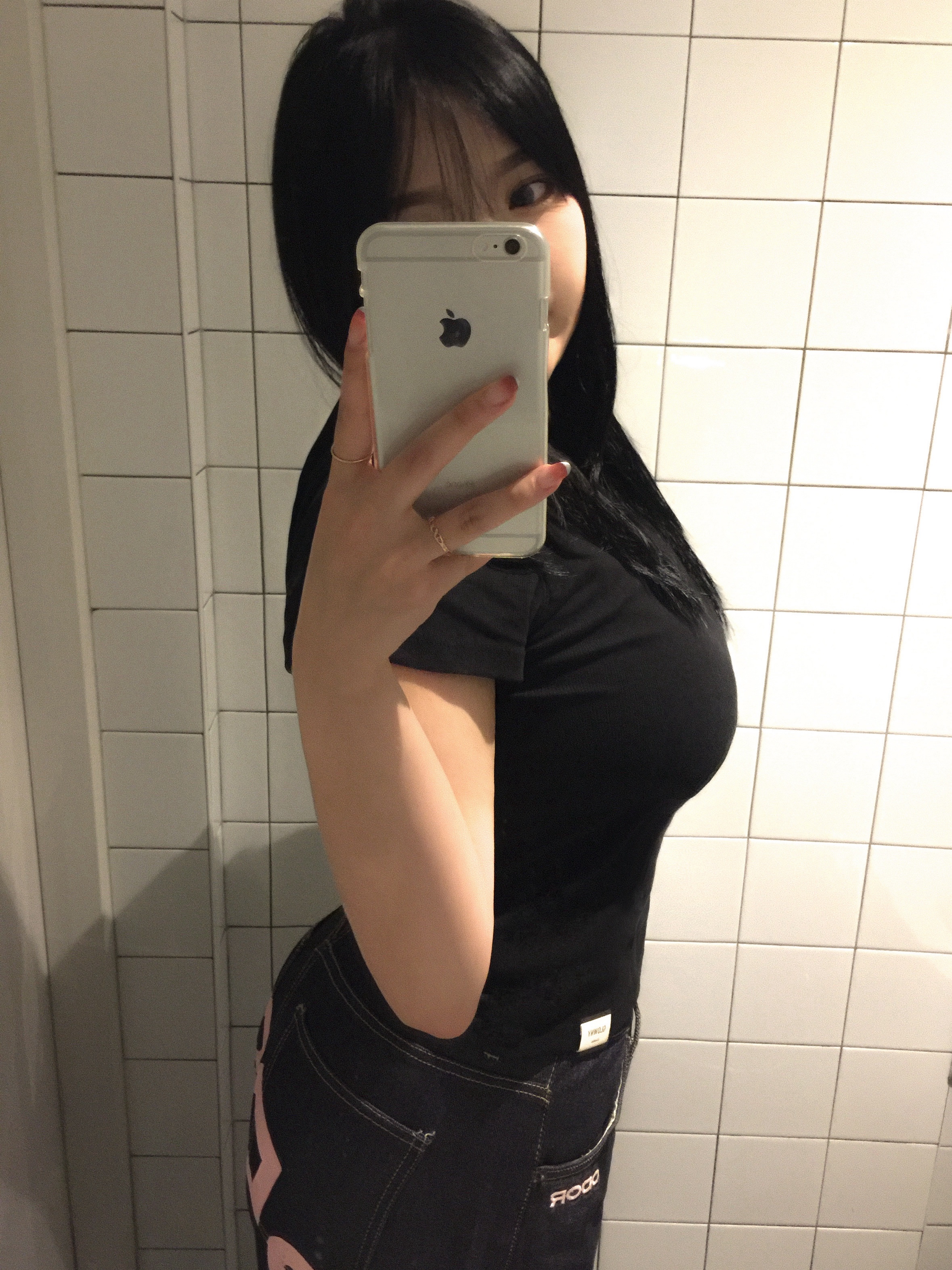 (W) Glowny G Classic Fitted T-Shirt Black 착용 스타일