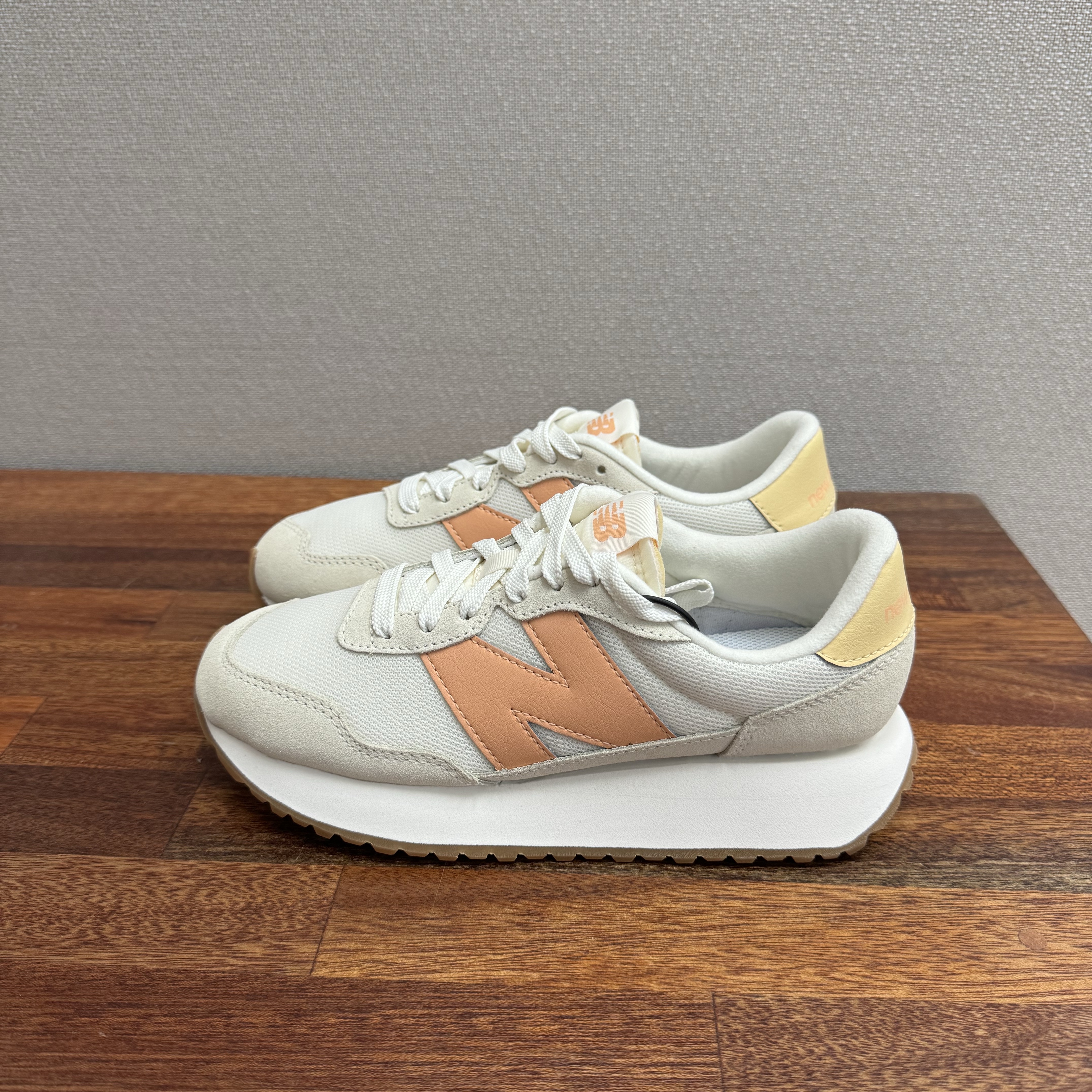 (W) New Balance 237 Beige Orange 착용 스타일 - 1