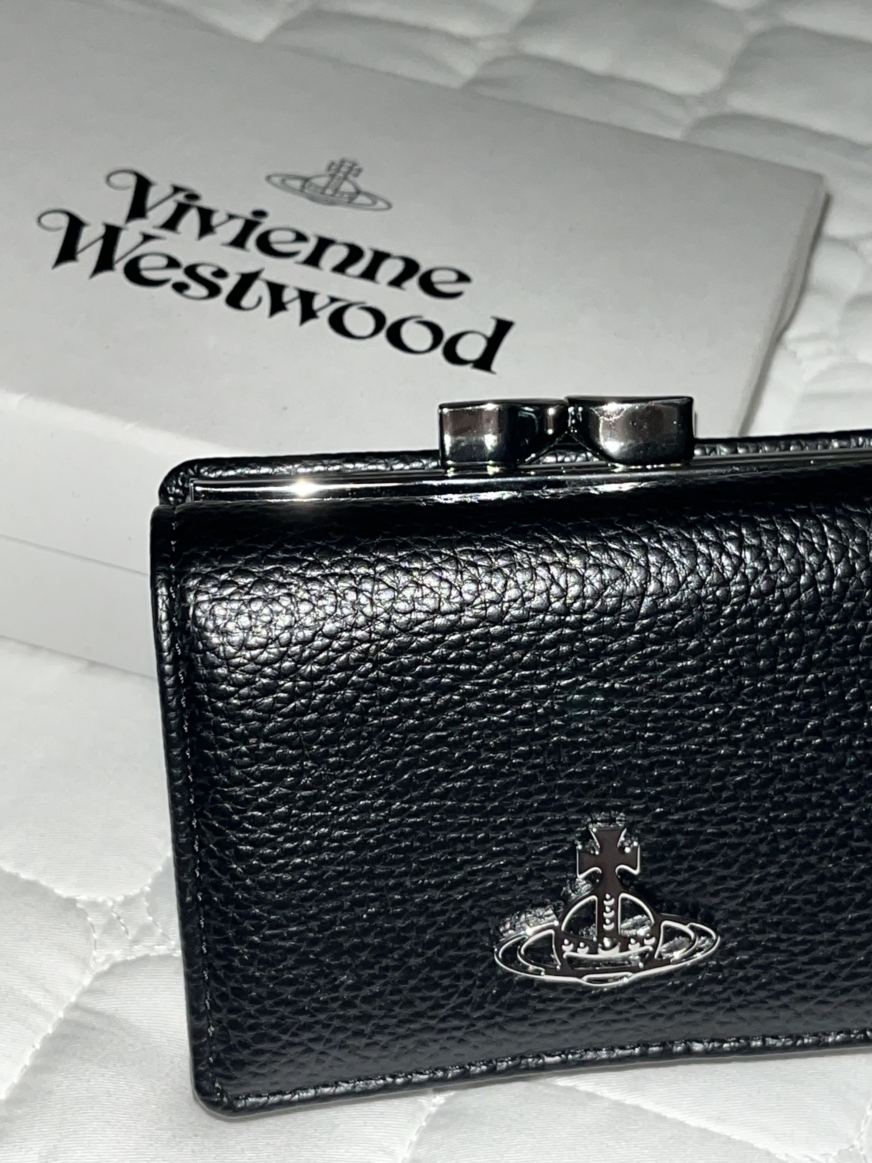 Vivienne Westwood Small Frame Wallet Black 착용 스타일 - 1