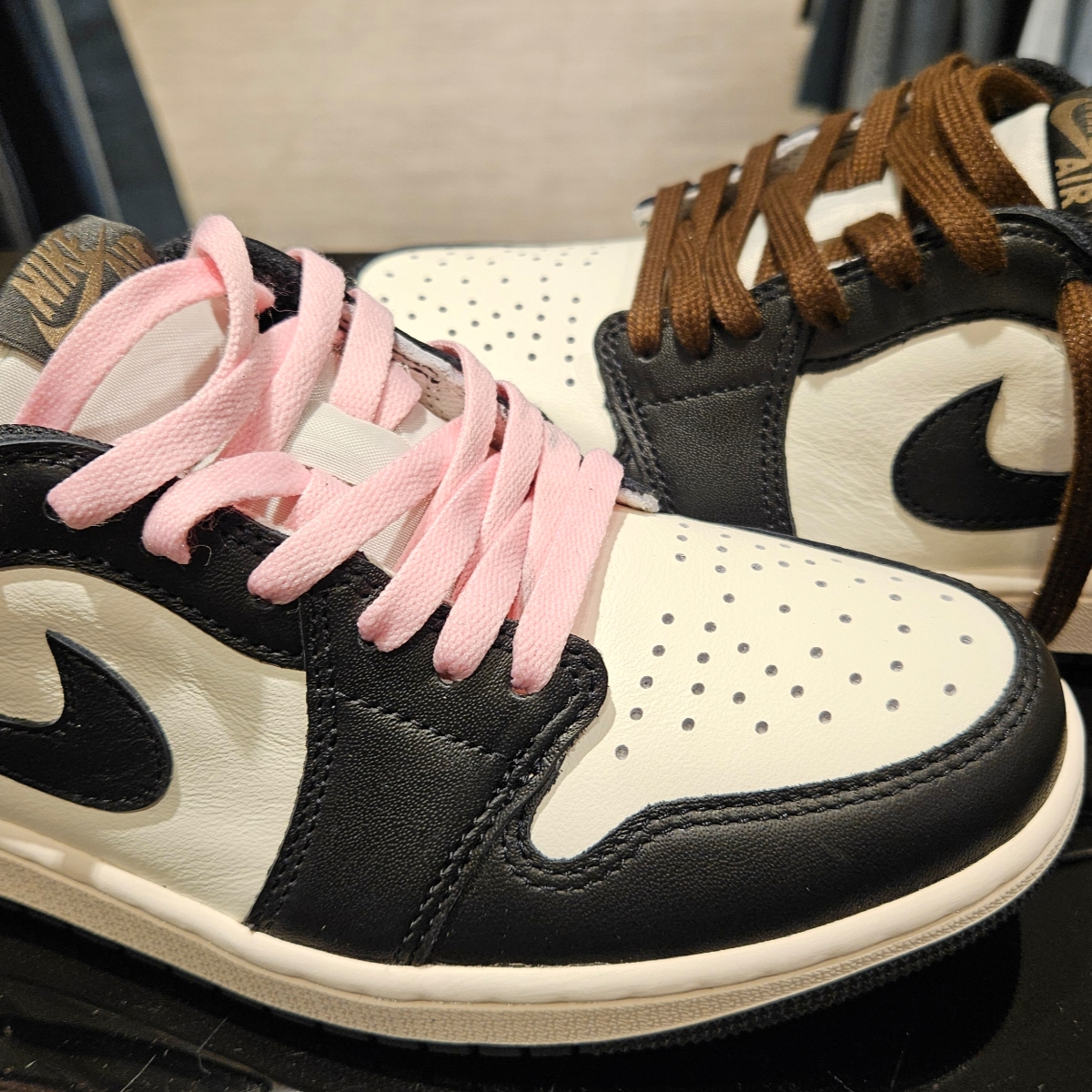 Jordan 1 Retro Low OG Mocha 착용 스타일 - 1