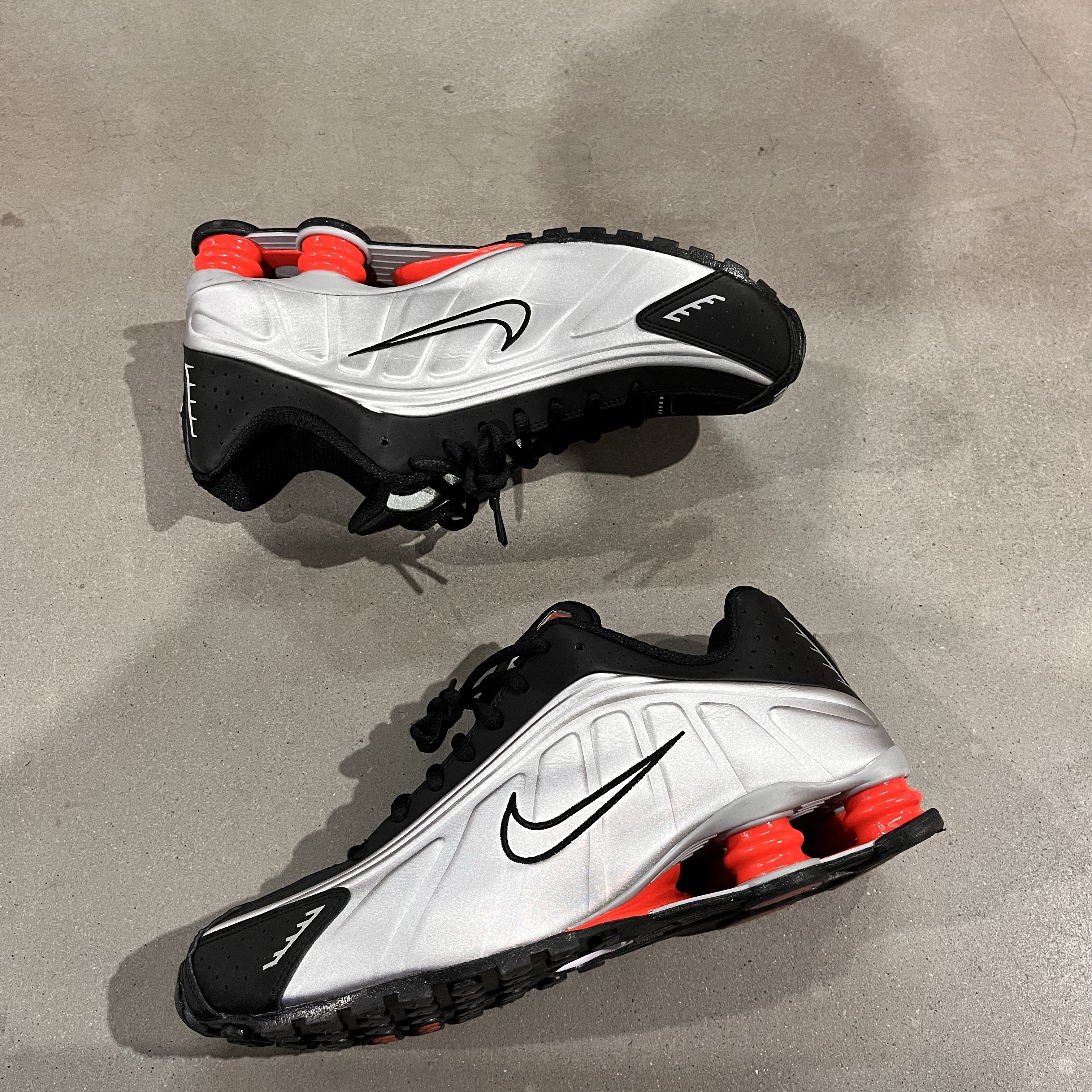 Nike Shox R4 Black and Metallic Silver 착용 스타일