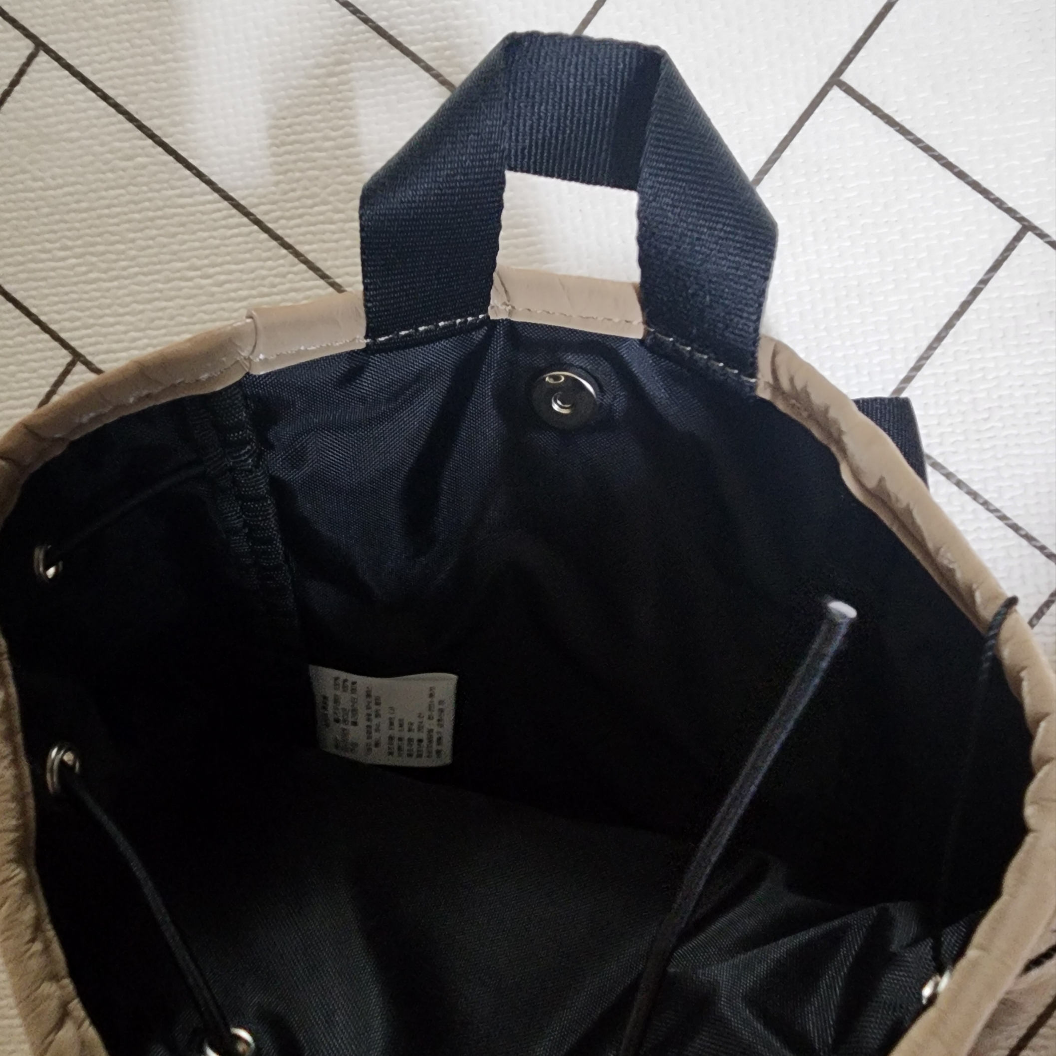Emis Mini Wappen Pocket Backpack Beige 착용 스타일 - 3