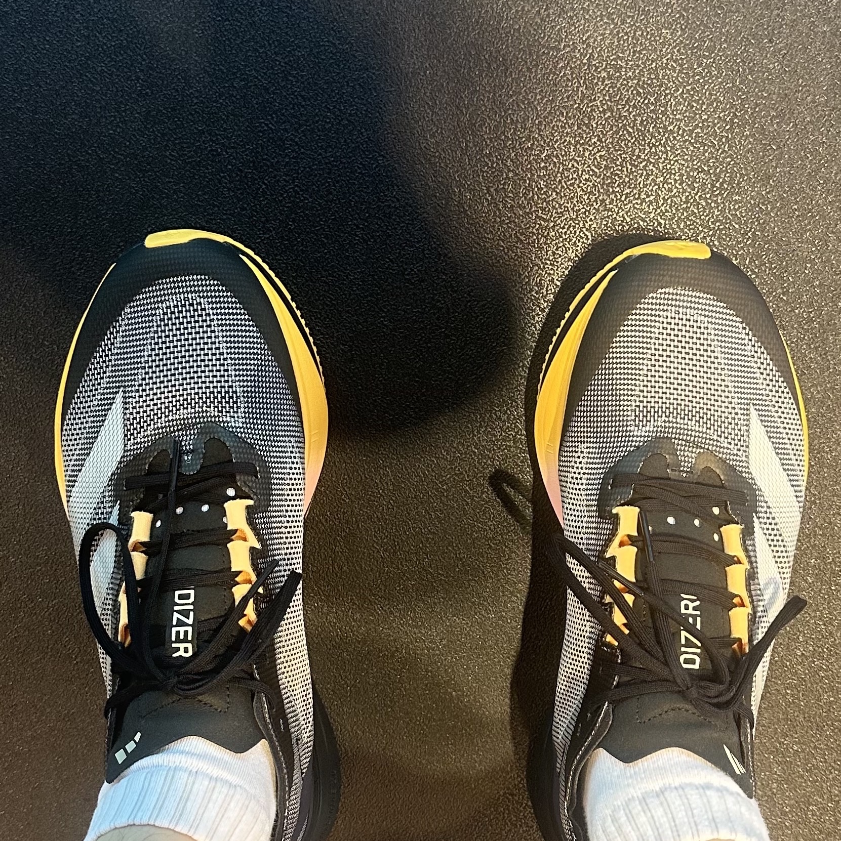 Adidas Adizero Boston 12 Core Black Zero Metalic 착용 스타일