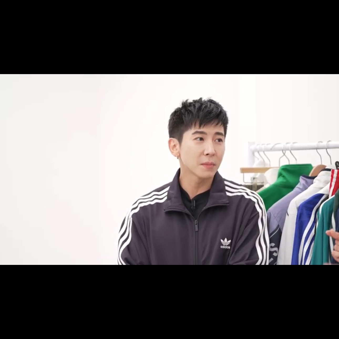 Adidas Adicolor Classic Firebird Track Top Aurora Black - KR Sizing 착용 스타일