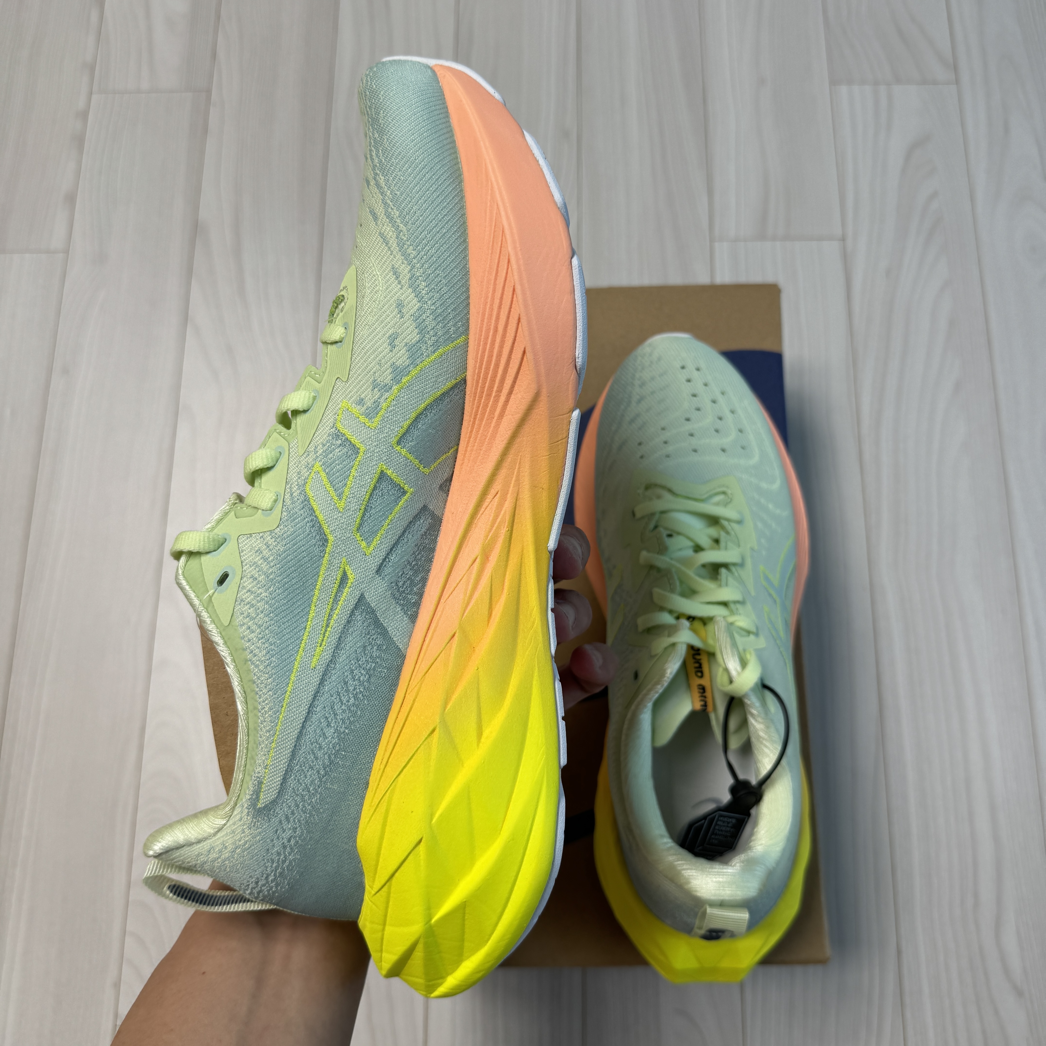Asics Novablast 4 Cool Matcha Safety Yellow 착용 스타일 - 1
