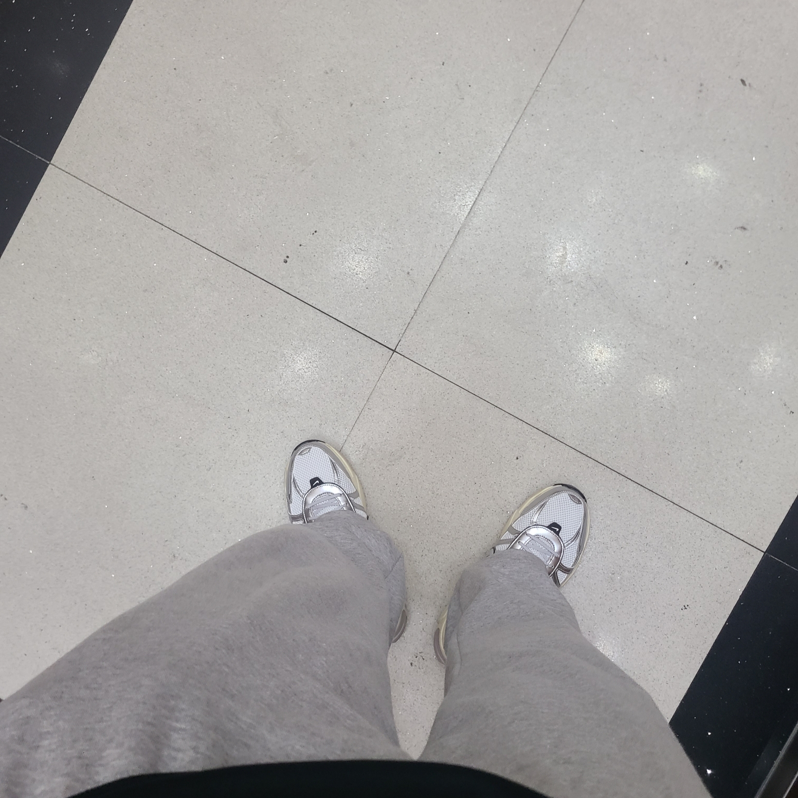 Nike V2K Run Pure Platinum Light Iron Ore 착용 스타일 - 2
