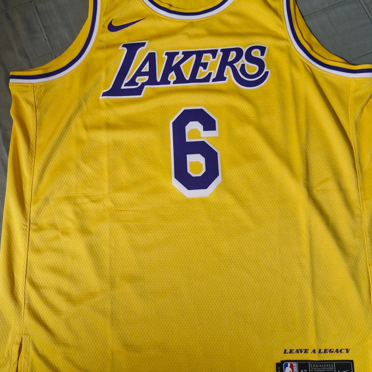 Nike LeBron James LA Lakers Icon Edition Jersey Amarillo 착용 스타일 - 1