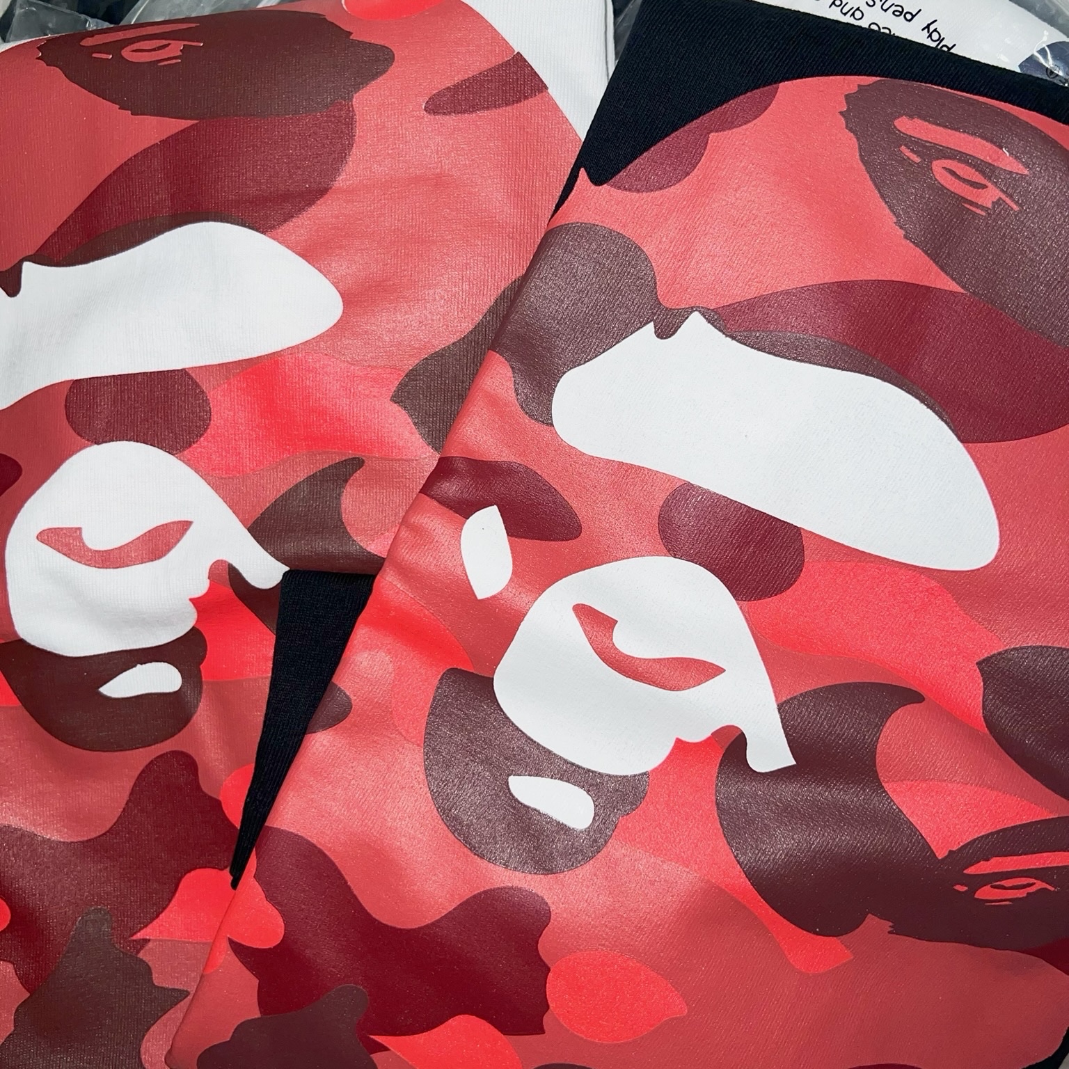 BAPE Color Camo Big Ape Head T-Shirt Black Red, BAPE Color Camo Big Ape Head T-Shirt White Red 착용 스타일 - 4