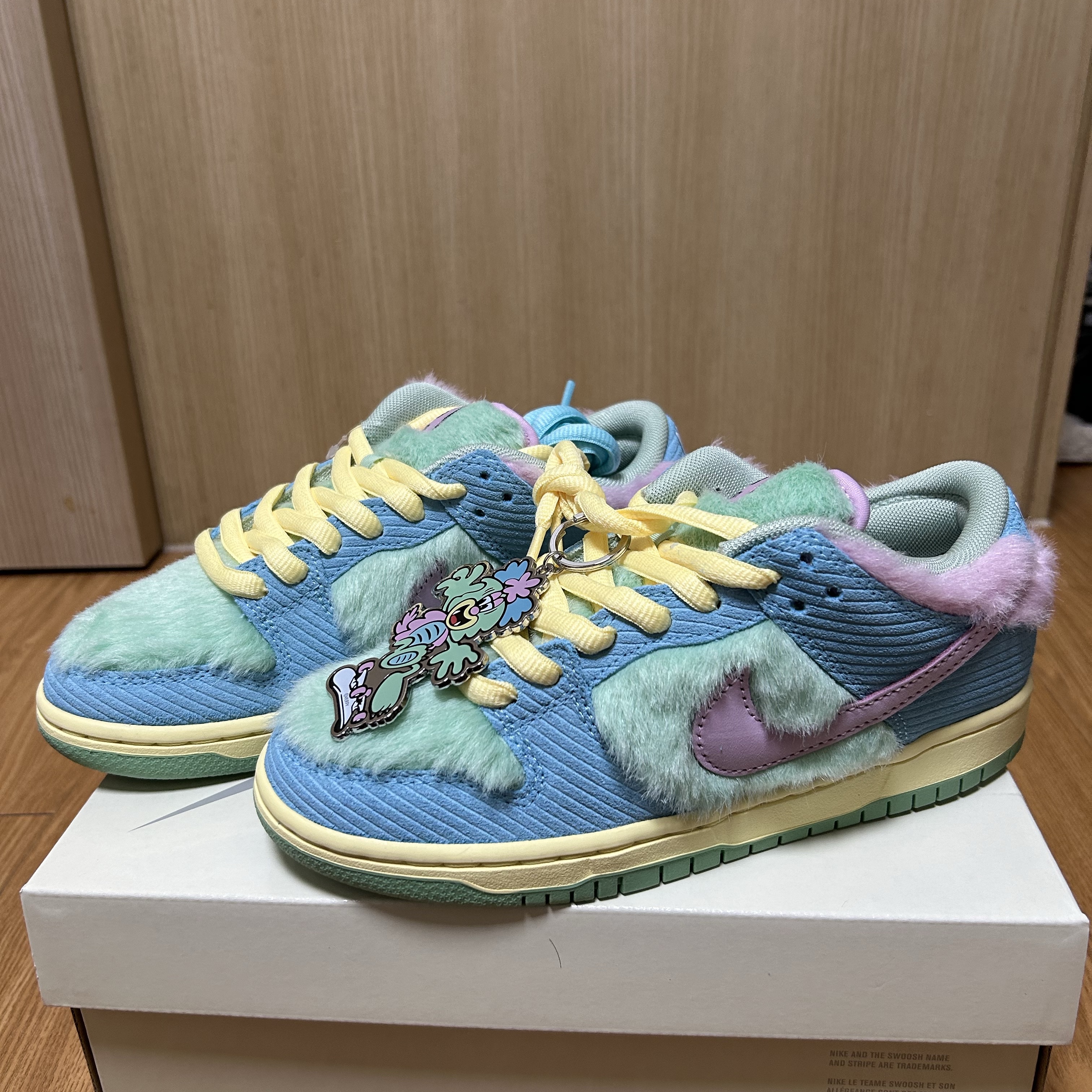 Nike x Verdy SB Dunk Low Pro Blue Gaze and Enamel Green 착용 스타일 - 1