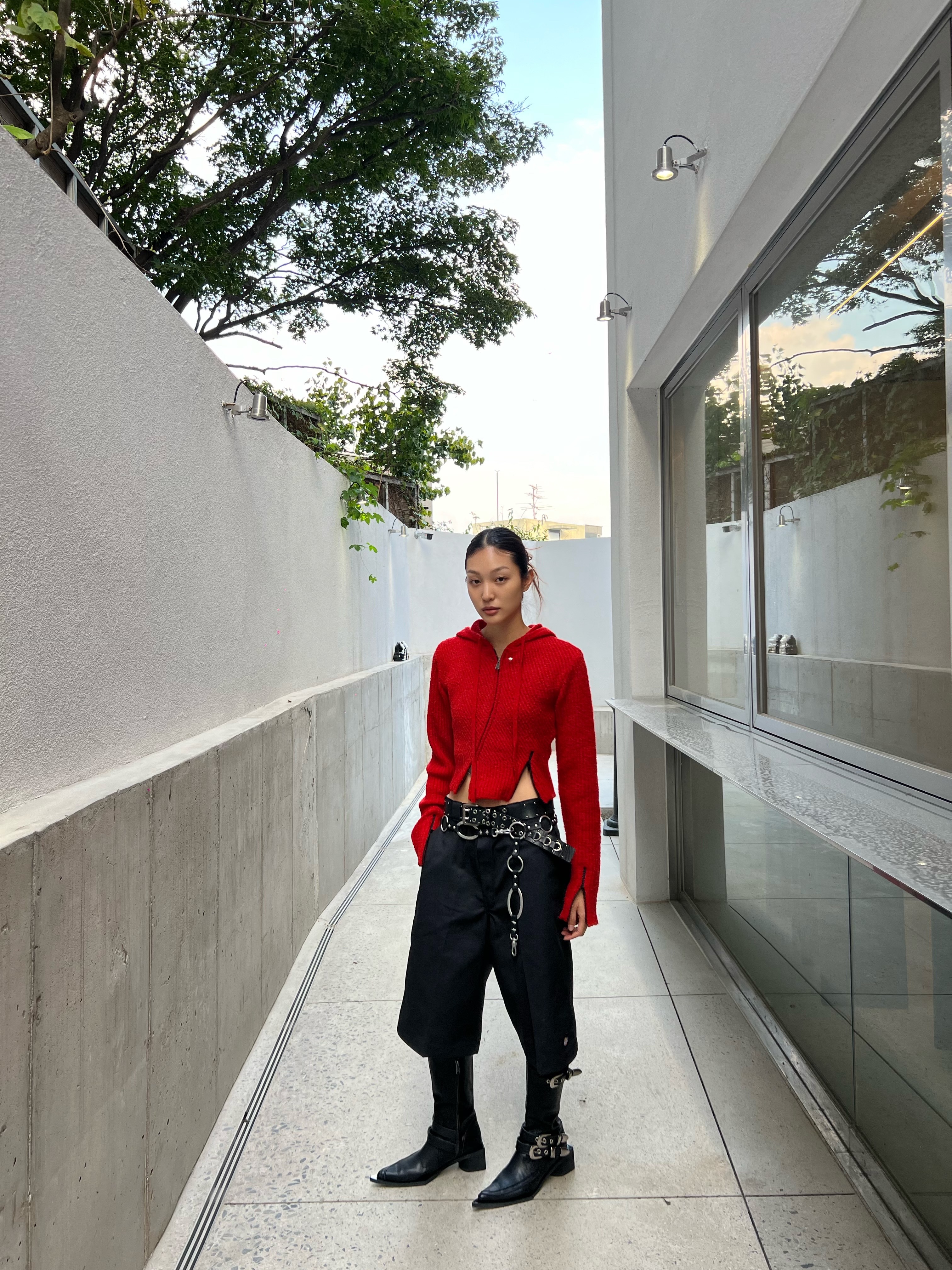 Vacant Archive Moro Knitted Hoodie Zip-Up Red, Vacant Archive Blenheim Double Stud Belt Black 착용 스타일