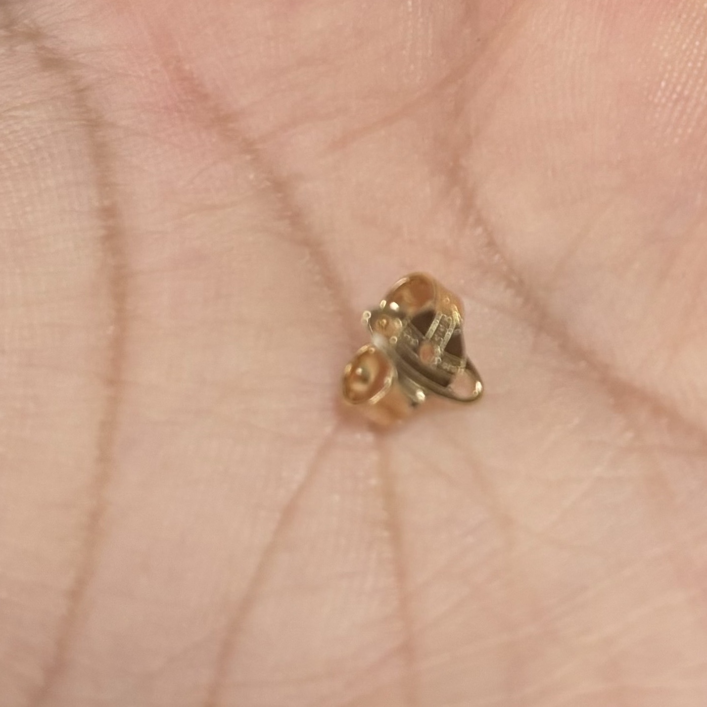 (W) Vivienne Westwood London Orb Earrings Gold 착용 스타일 - 2