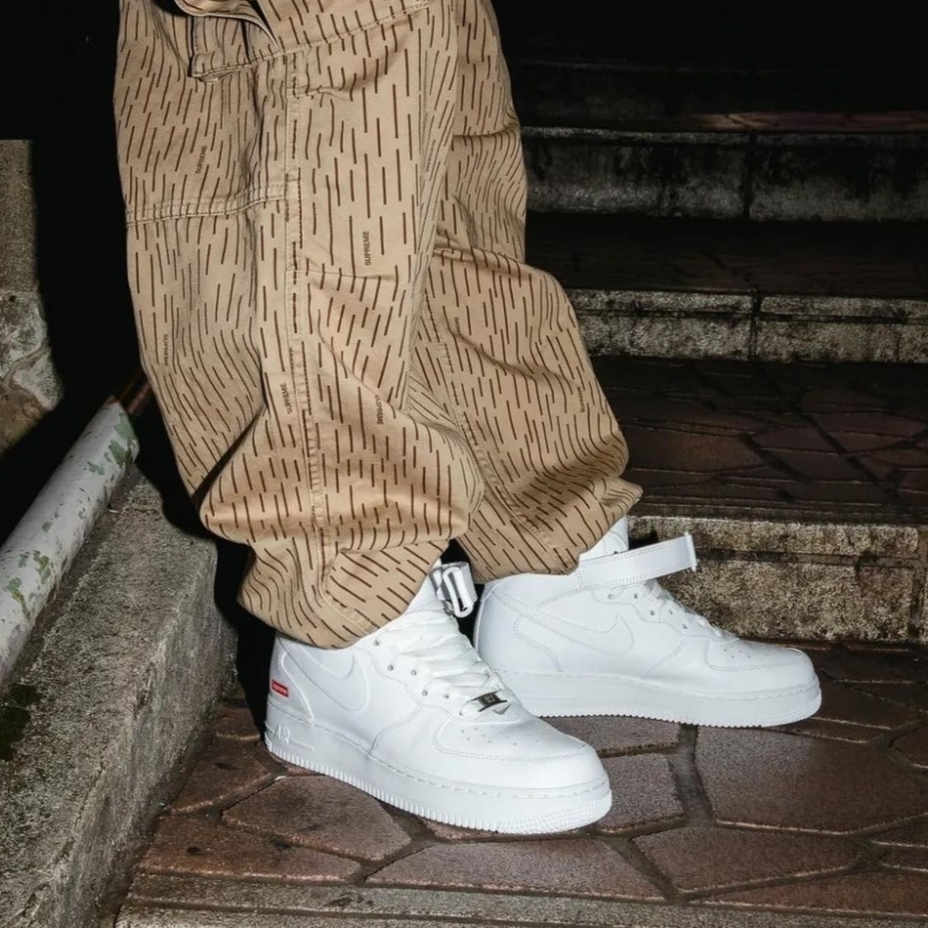 Nike x Supreme Air Force 1 Mid White, Nike x Supreme Air Force 1 Mid Black 착용 스타일 - 9