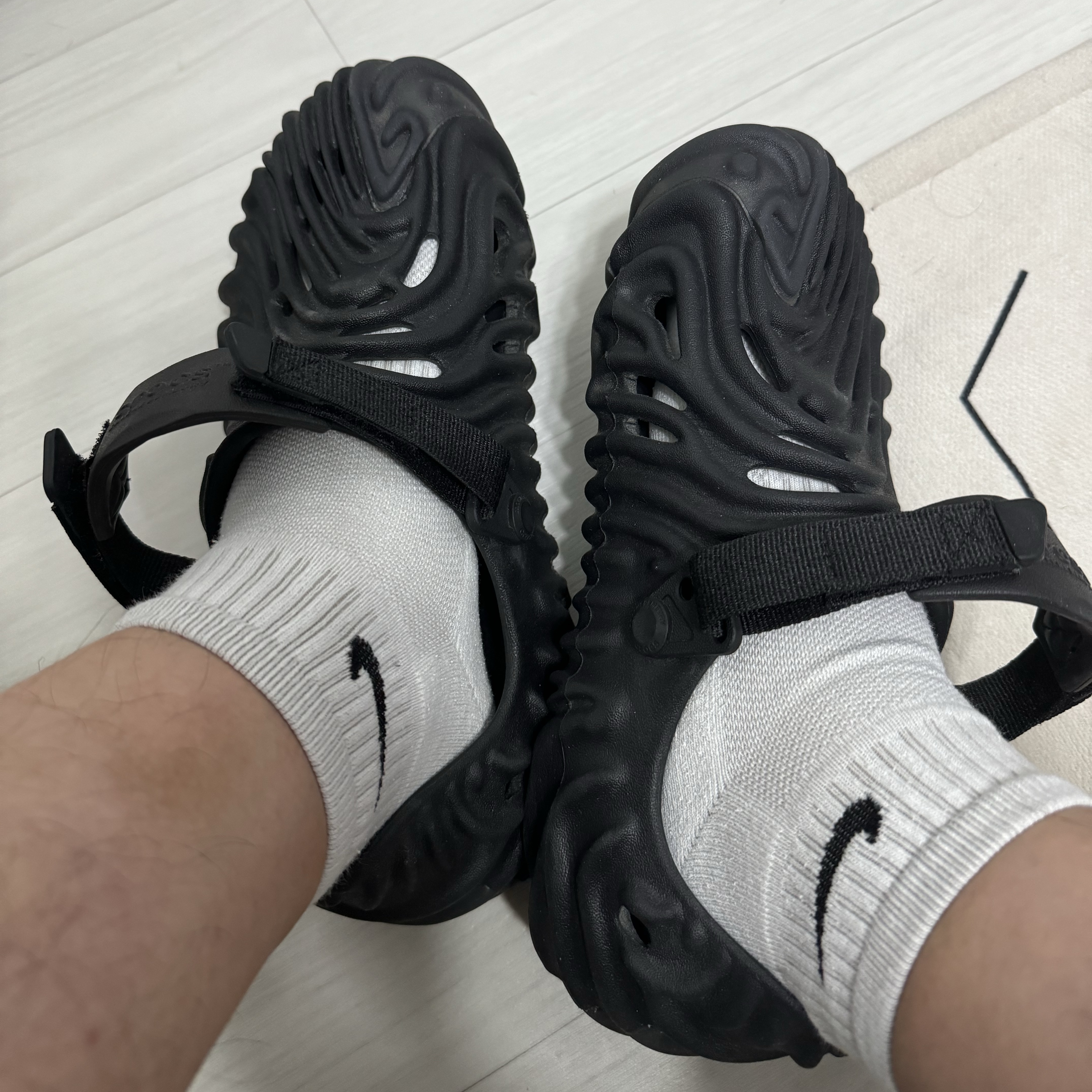 Crocs x Salehe Bembury Pollex Clog Sasquatch 착용 스타일