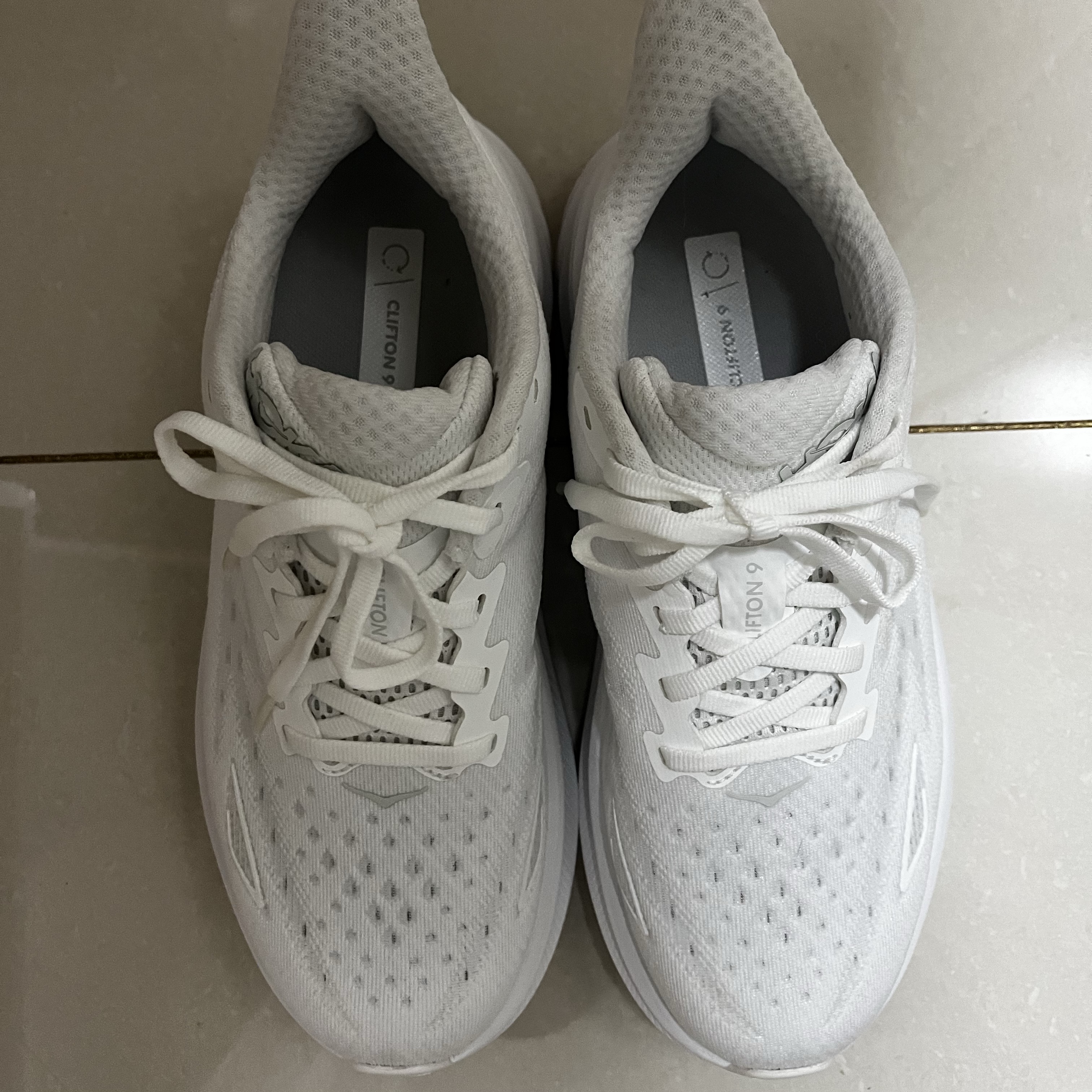 (W) Hoka Clifton 9 Triple White - Wide 착용 스타일