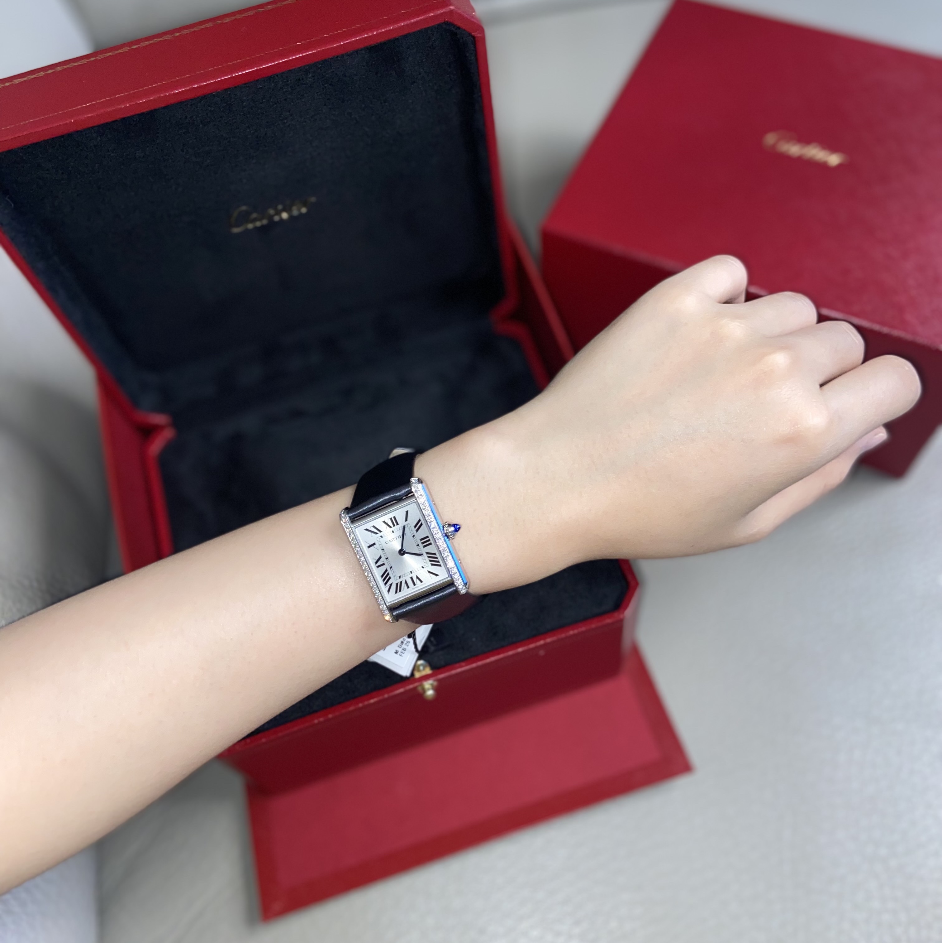 Cartier Tank Must Watch Small Quartz Diamond-Set Steel Calfskin Black 착용 스타일 - 1