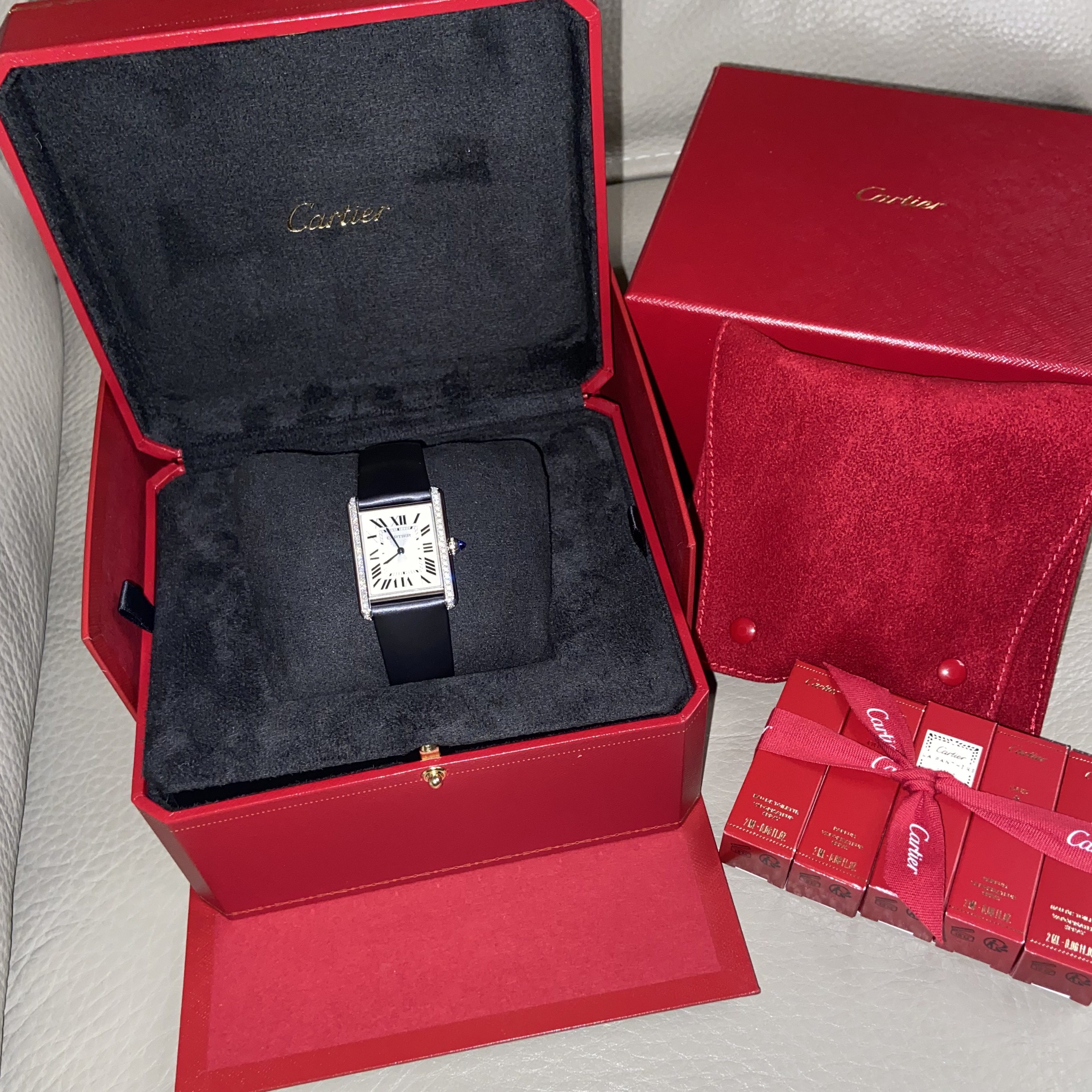 Cartier Tank Must Watch Small Quartz Diamond-Set Steel Calfskin Black 착용 스타일 - 2