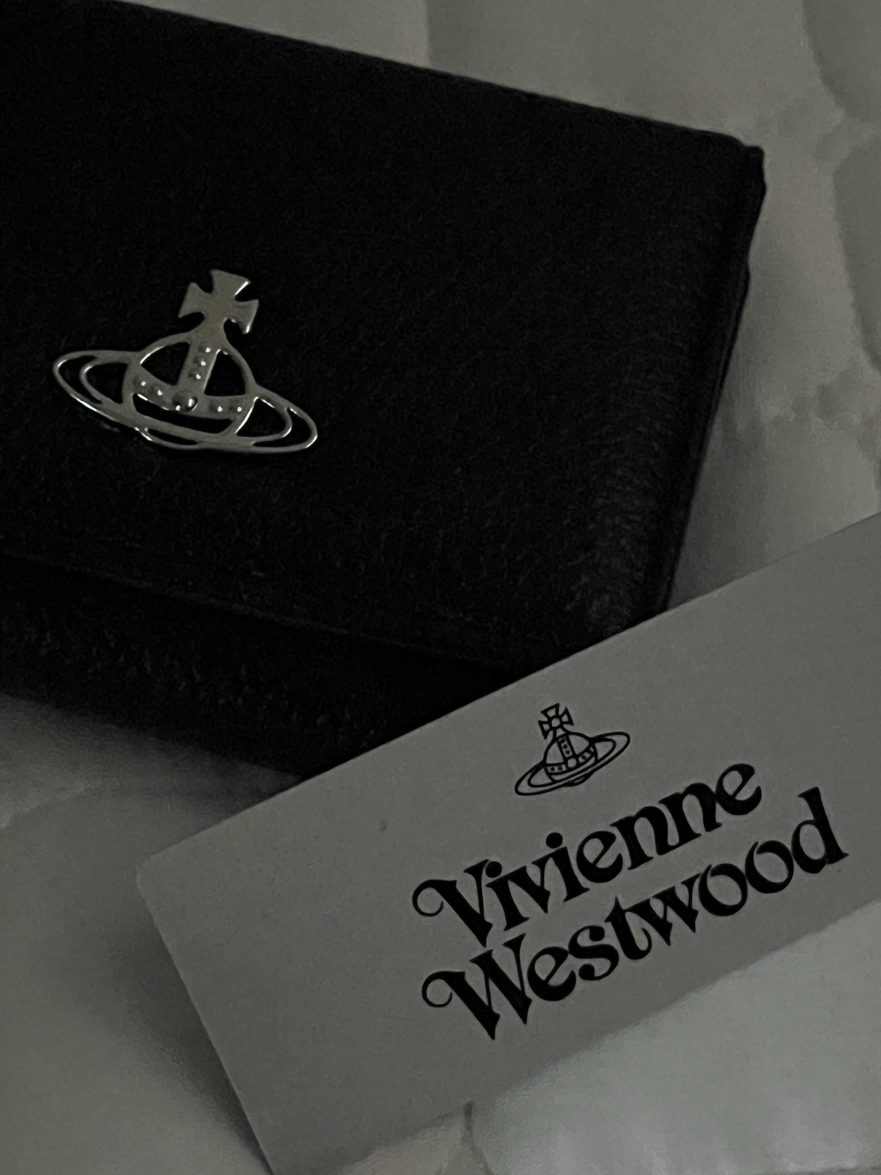 Vivienne Westwood Small Frame Wallet Black 착용 스타일 - 2