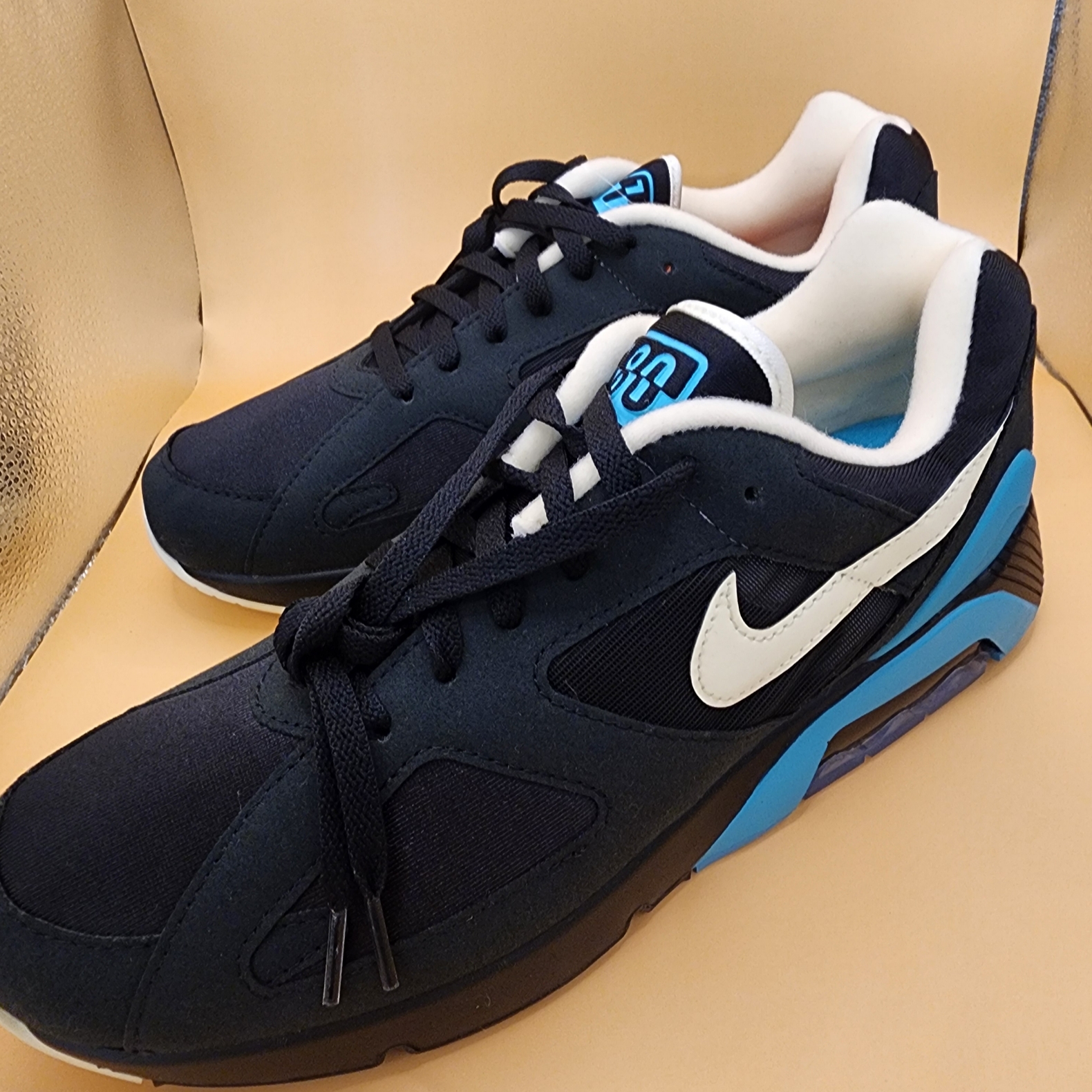 Nike Air 180 Black and Dusty Cactus 착용 스타일 - 5