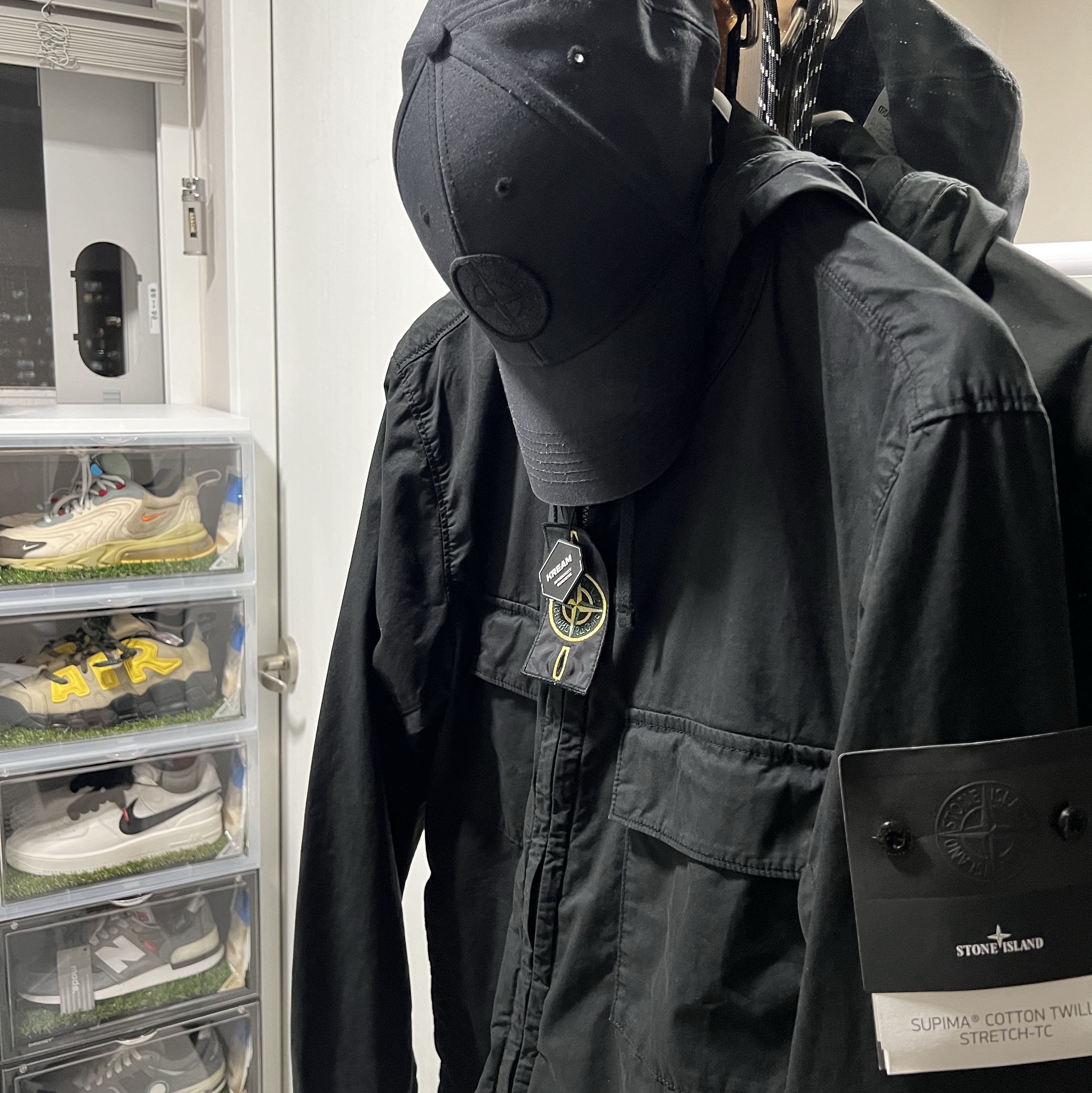 Stone Island 42610 Supima Cotton Twill Stretch-TC Hooded Blouson Black - 24SS 착용 스타일