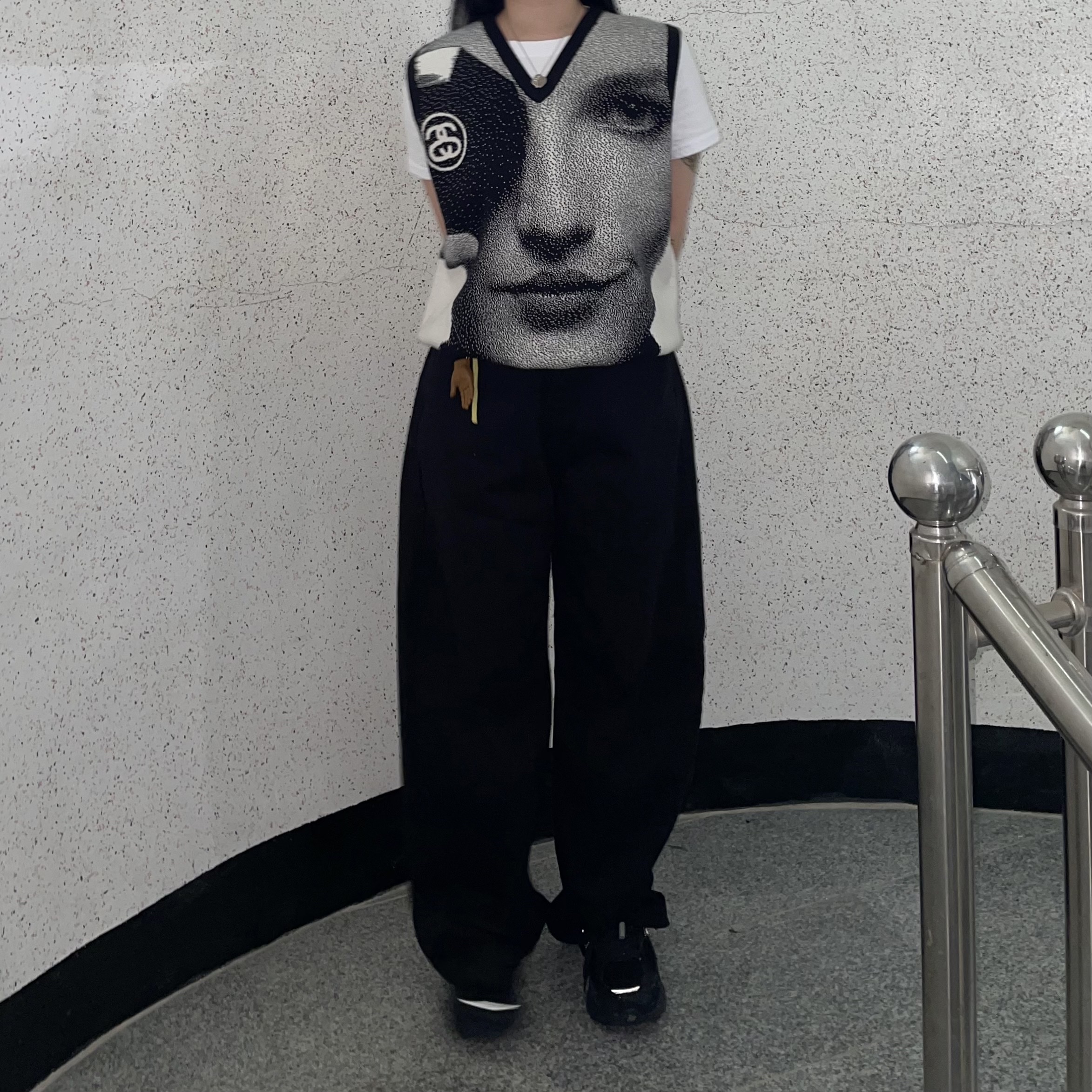 Stussy Photo Jacquard Vest Black 착용 스타일 - 3