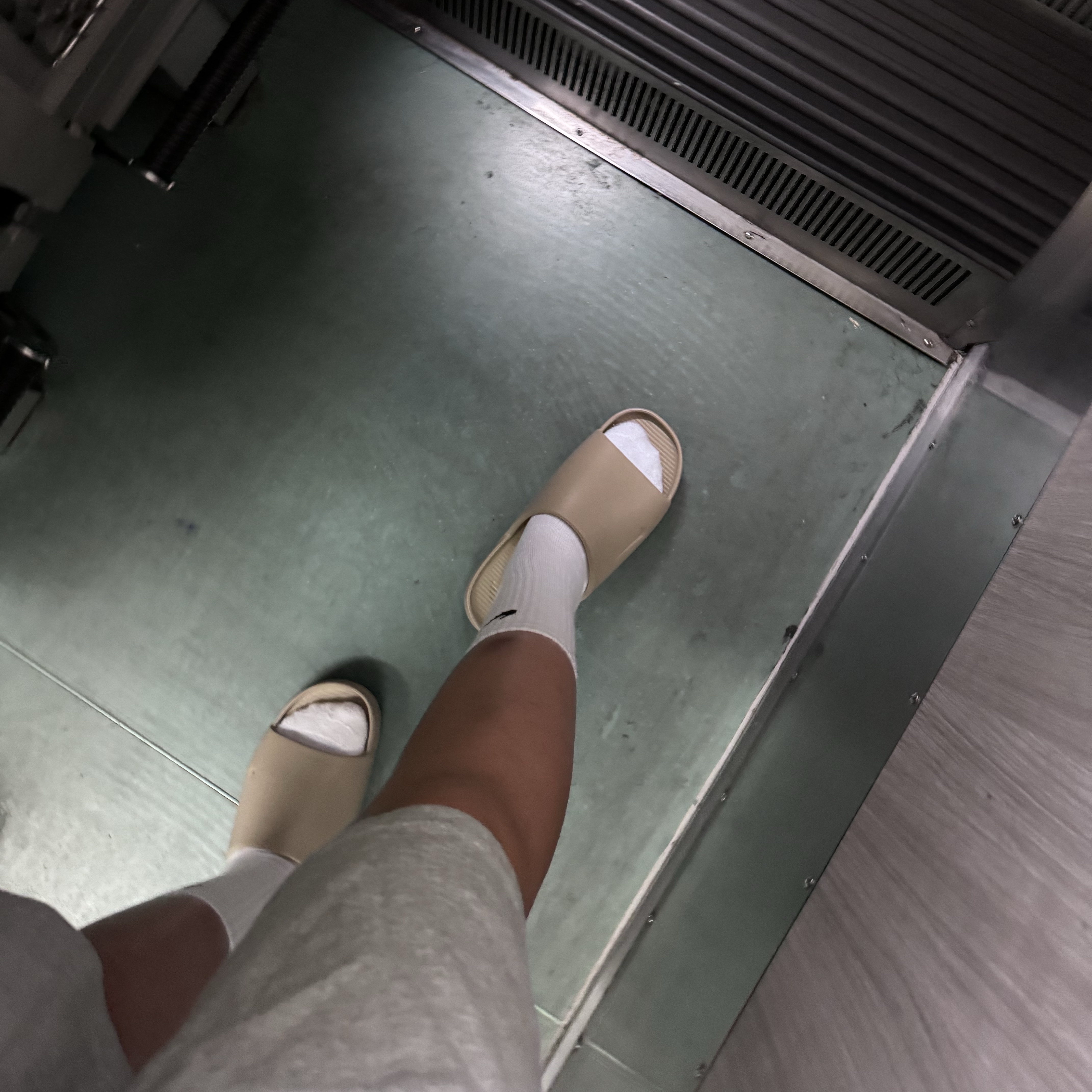 Nike Calm Slide Khaki 착용 스타일