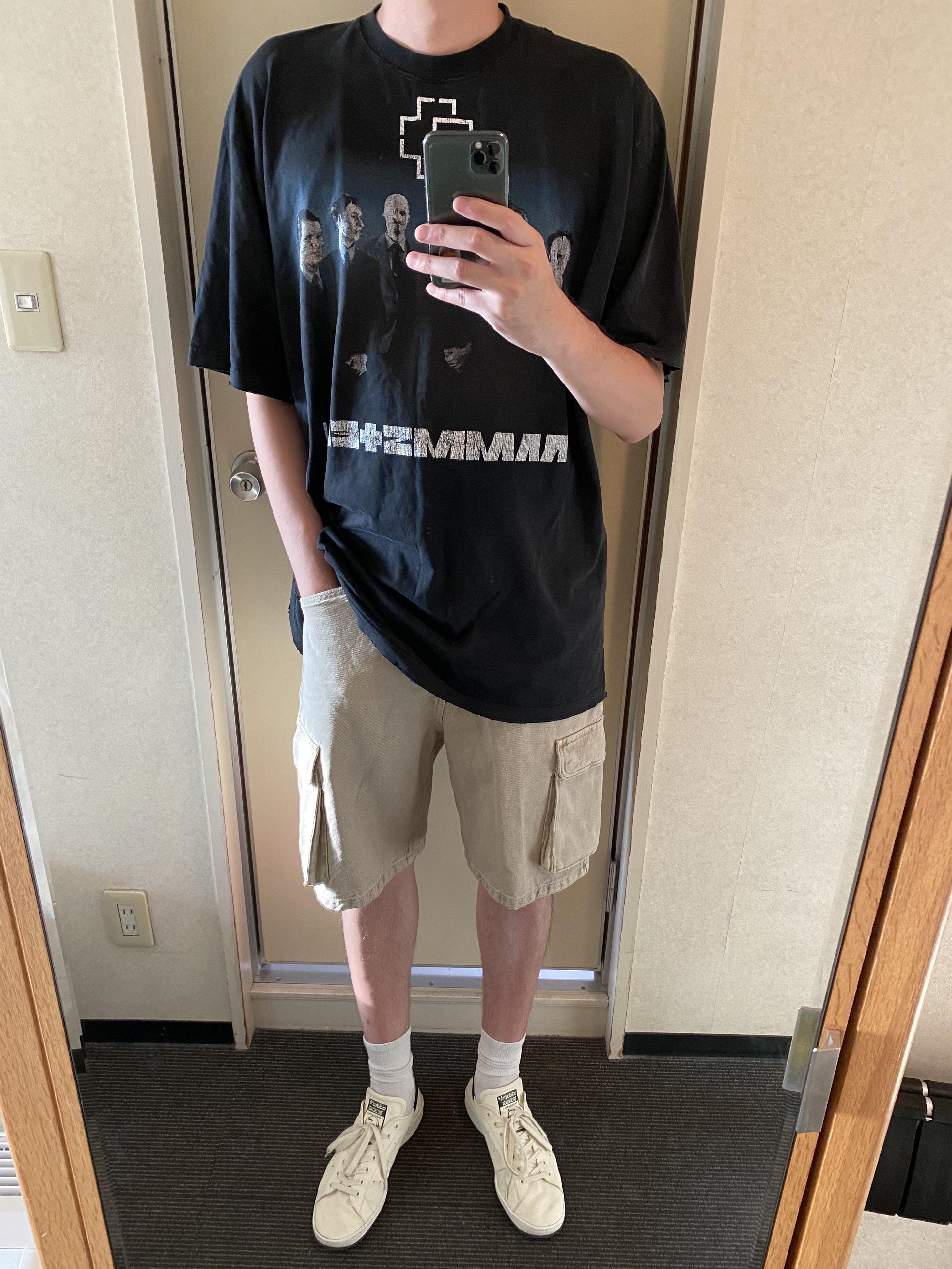 Balenciaga x Adidas Stan Smith Off White 착용 스타일