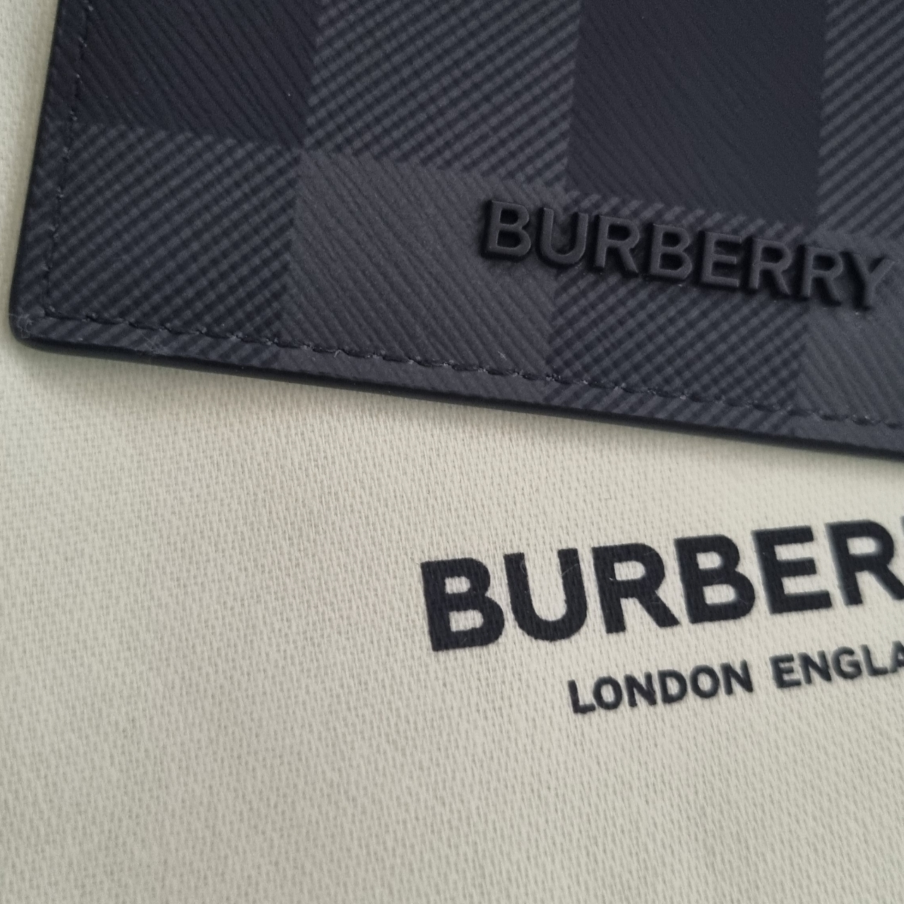 Burberry Check Leather Card Case Charcoal 착용 스타일