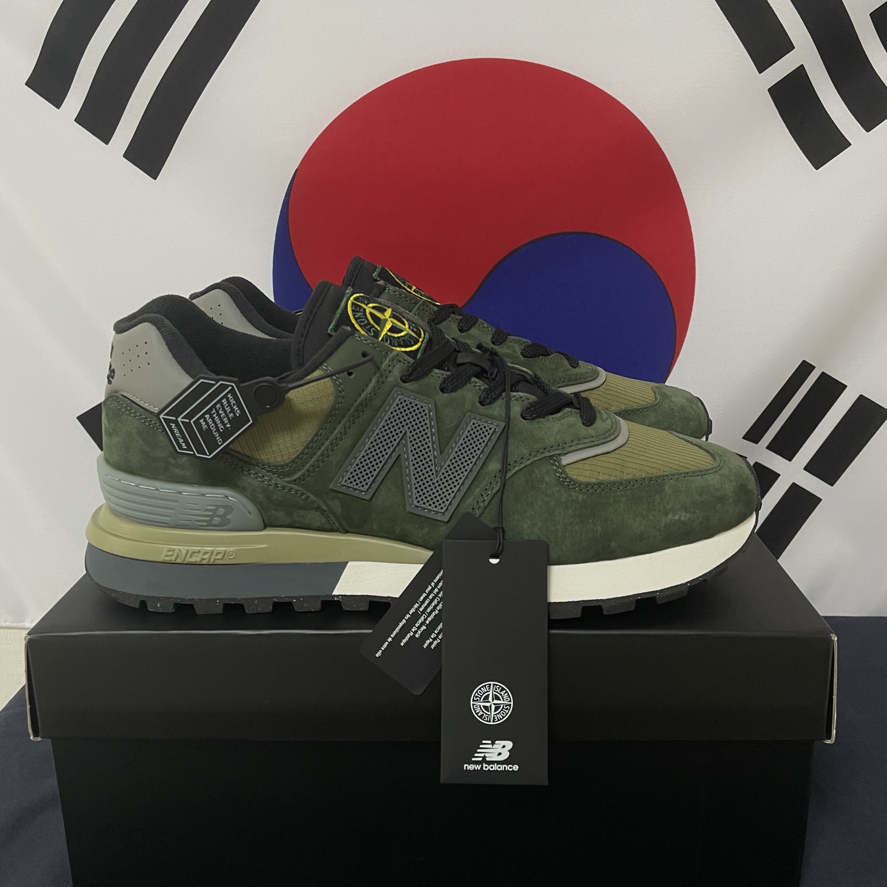 New Balance x Stone Island 574 Legacy Dark Green 착용 스타일 - 1