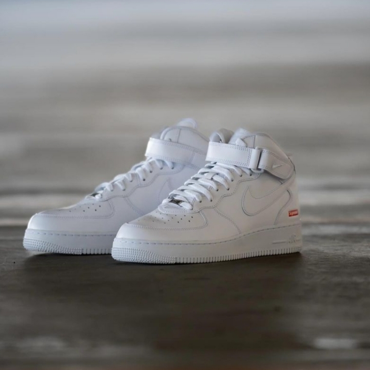 Nike x Supreme Air Force 1 Mid White, Nike x Supreme Air Force 1 Mid Black 착용 스타일 - 3