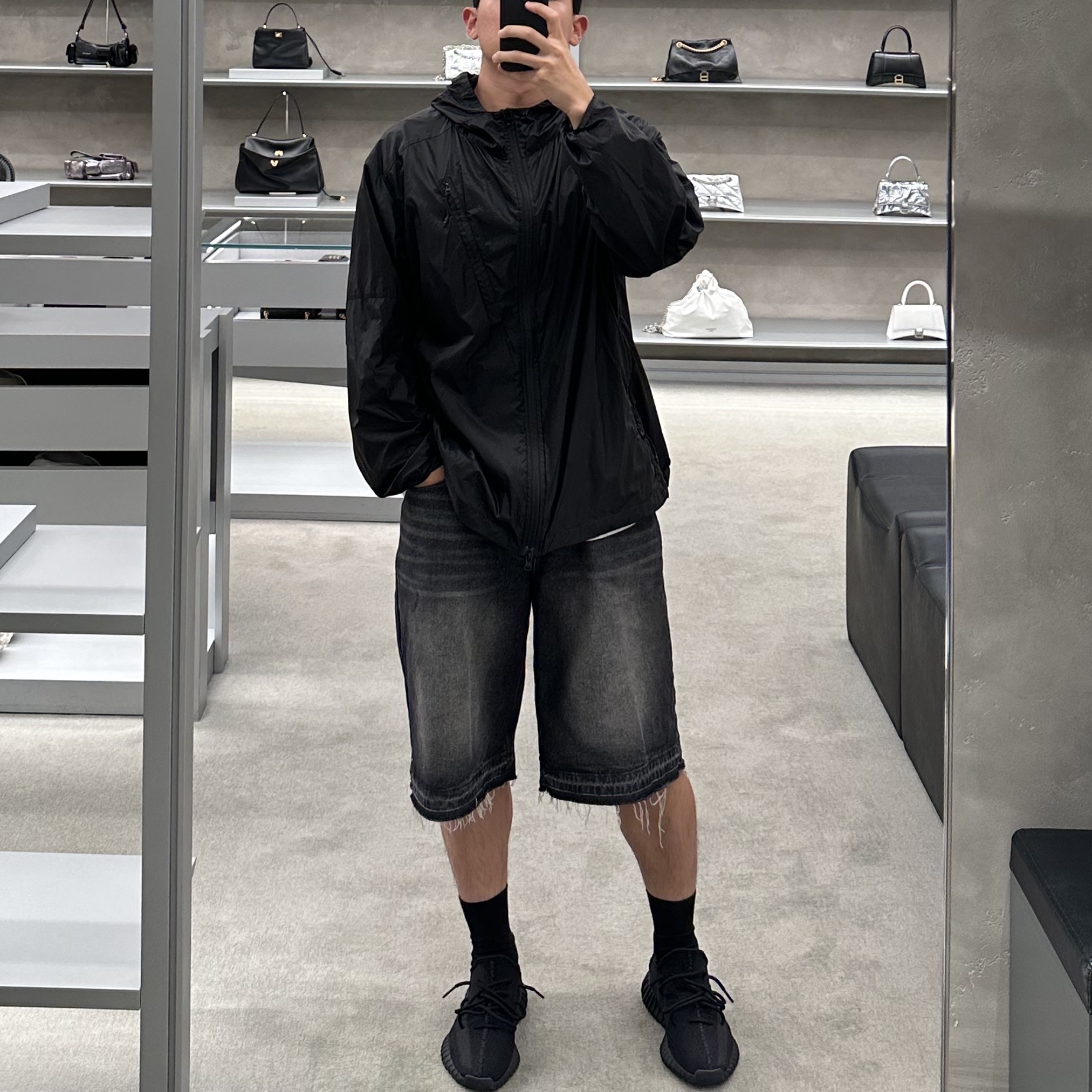 Adidas Yeezy Boost 350 V2 Onyx 착용 스타일 - 2