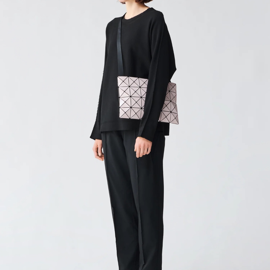 Bao Bao Issey Miyake Lucent Crossbody Bag Black 착용 스타일