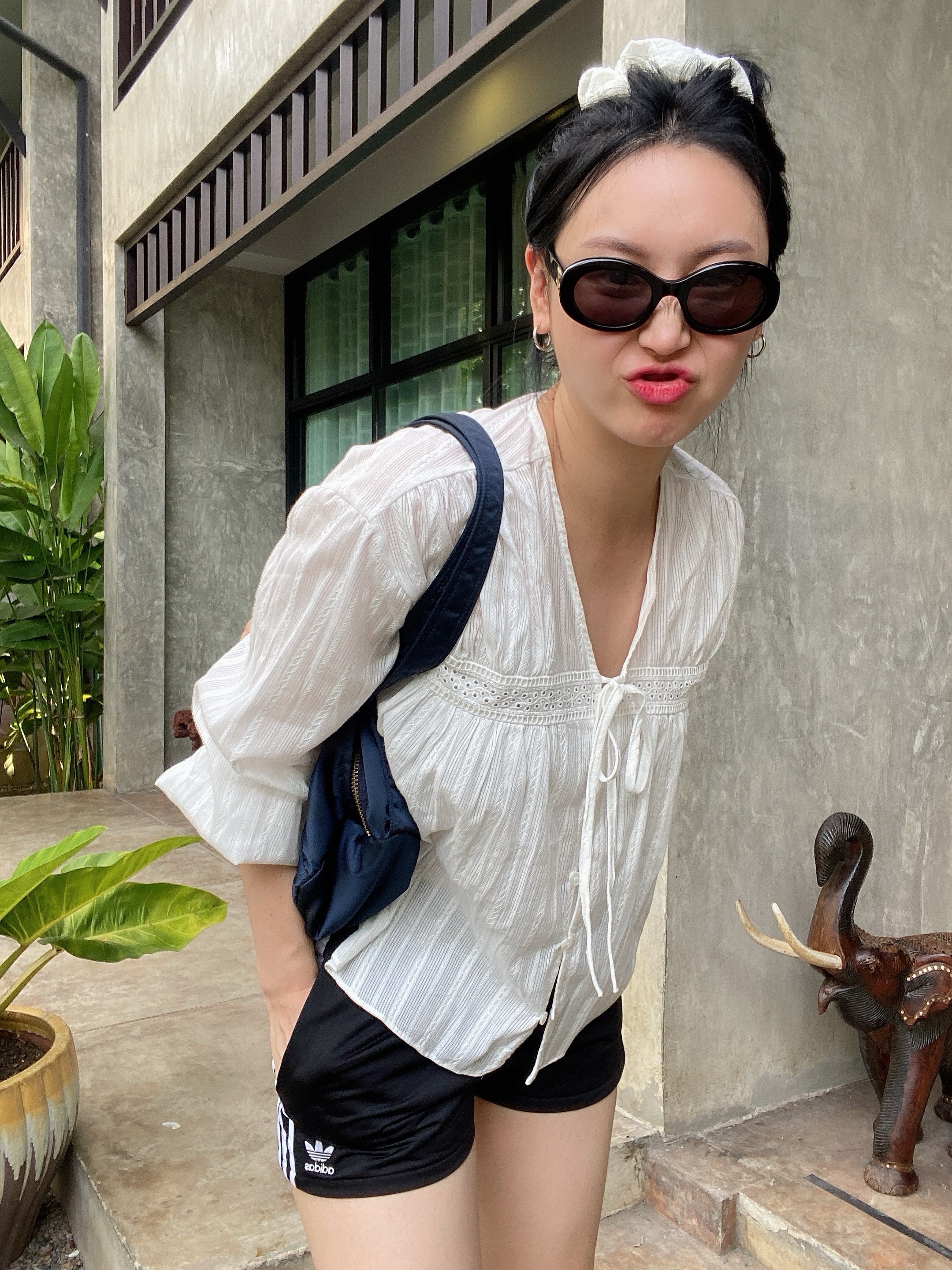 (W) Celine Triomphe 01 Sunglasses in Acetate Black, Porter Tanker Duffle Bag L Iron Blue 착용 스타일 - 2