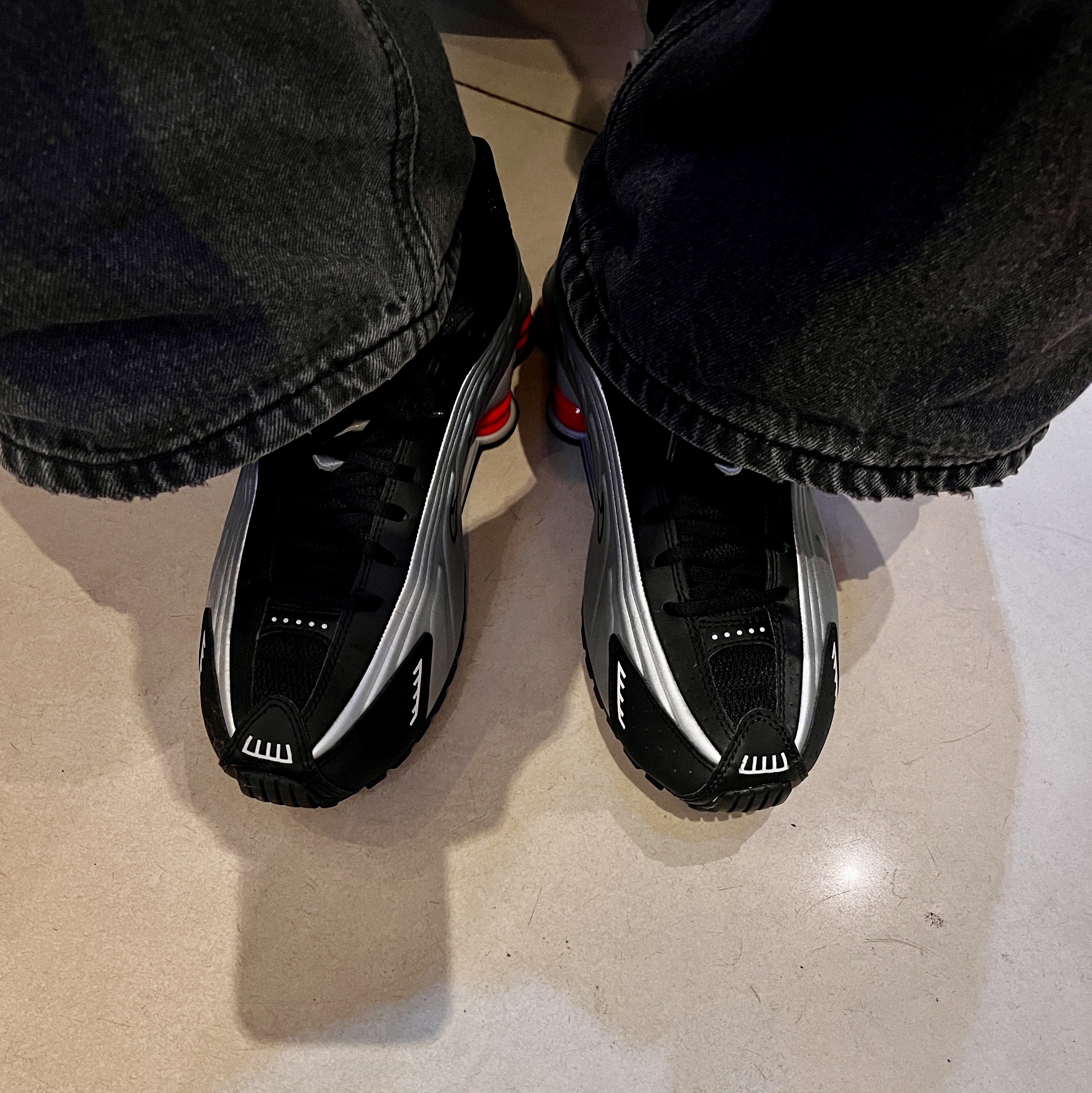 Nike Shox R4 Black and Metallic Silver 착용 스타일