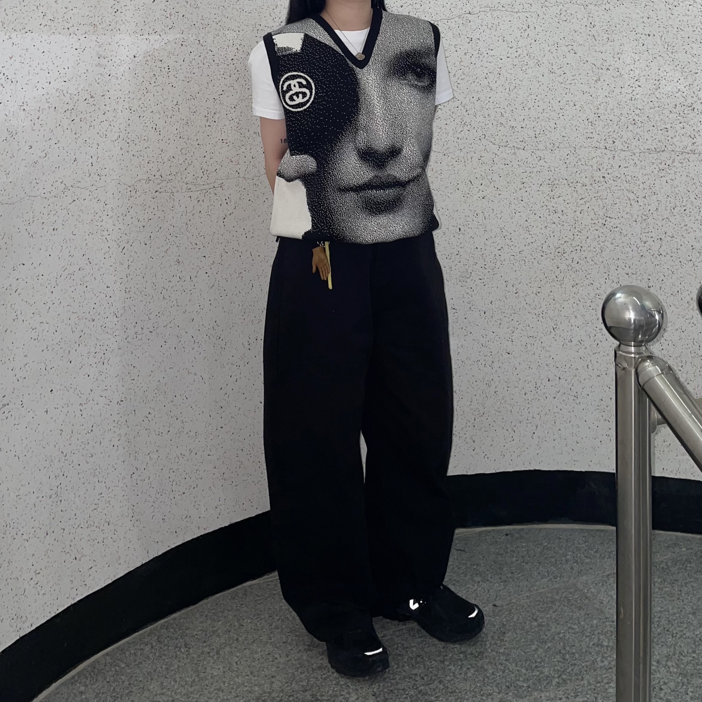 Stussy Photo Jacquard Vest Black 착용 스타일 - 1