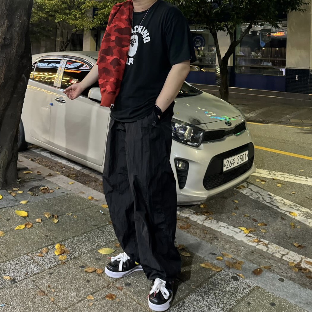 BAPE x God Selection College T-Shirt Black, Nike x Peaceminusone Air Force 1 Low Para-Noise 3.0 Black and Multicolor 착용 스타일