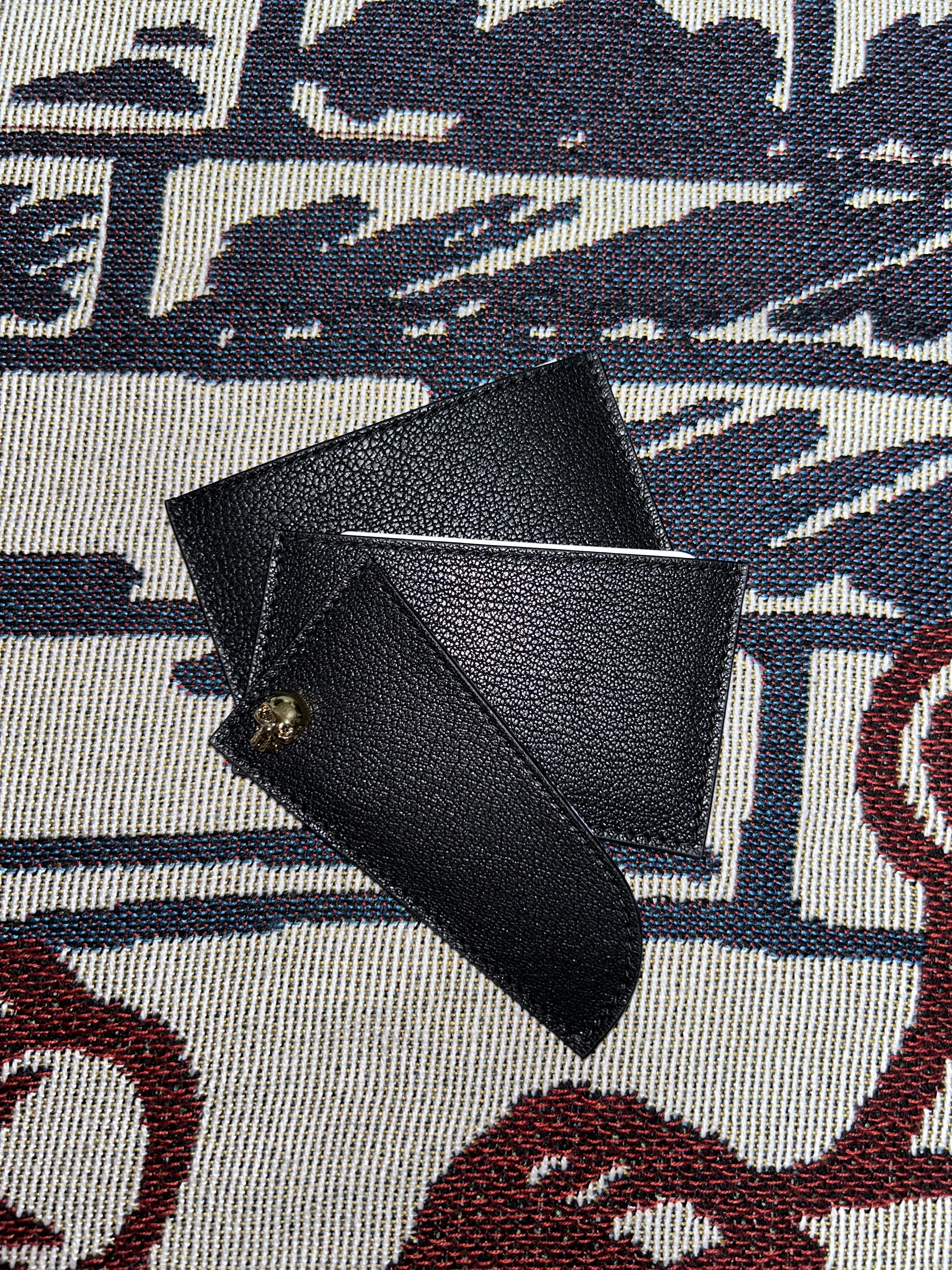 Alexander McQueen Skull Card Holder Black 착용 스타일 - 5