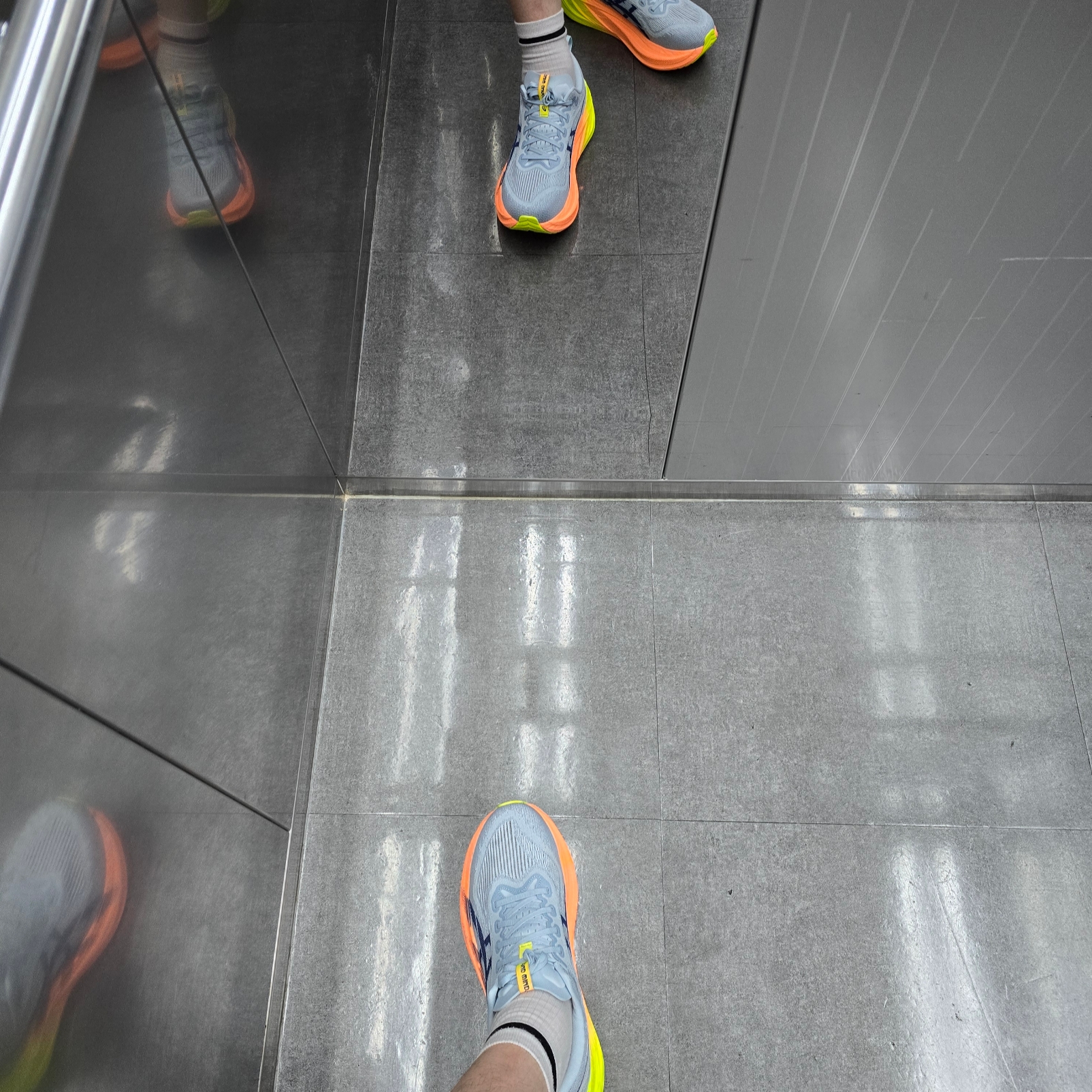 Asics Superblast 2 Paris Cool Grey Safety Yellow 착용 스타일