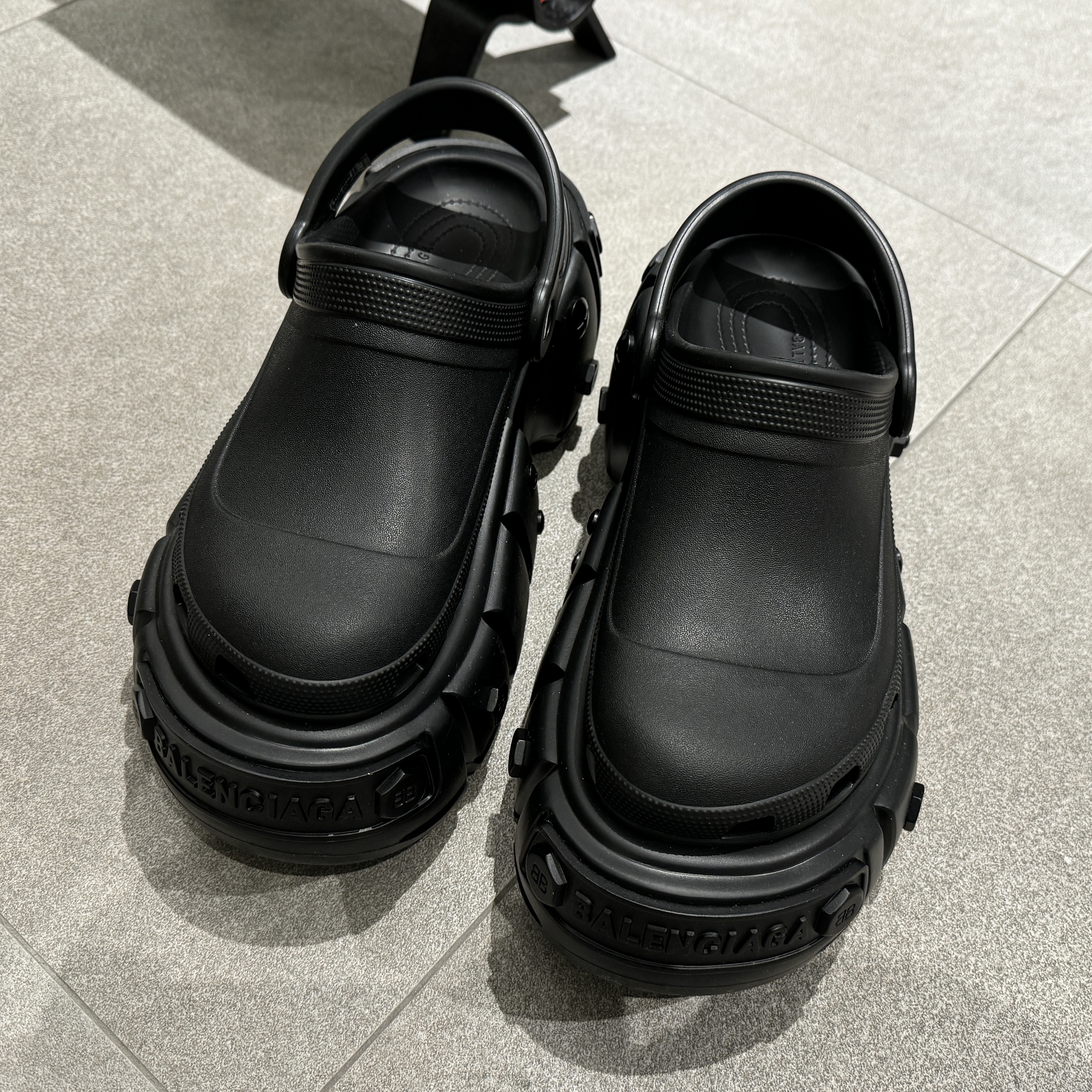 Balenciaga Hardcrocs Mule Black 착용 스타일