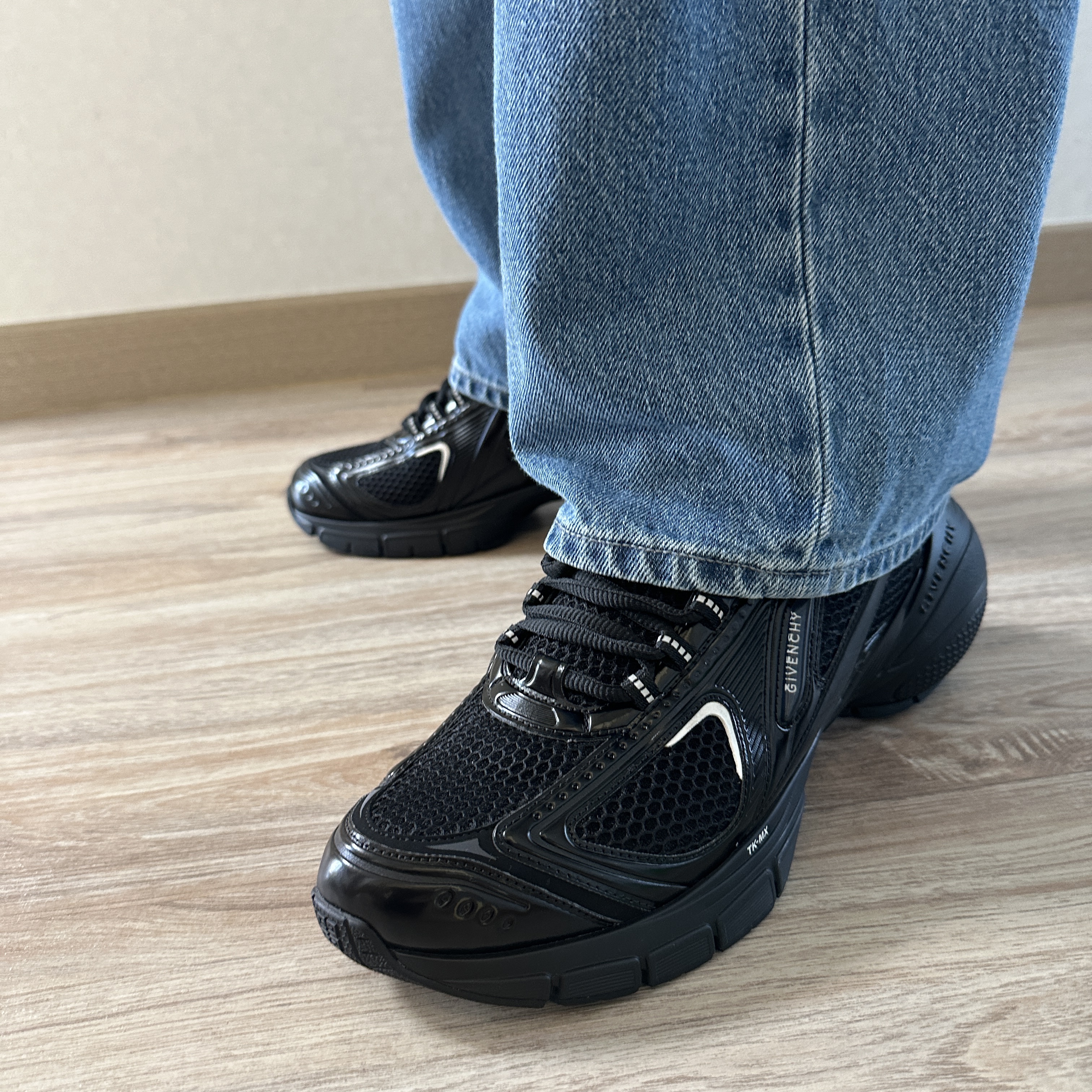 Givenchy TK-MX Runner Sneakers in Mesh Black 착용 스타일 - 1