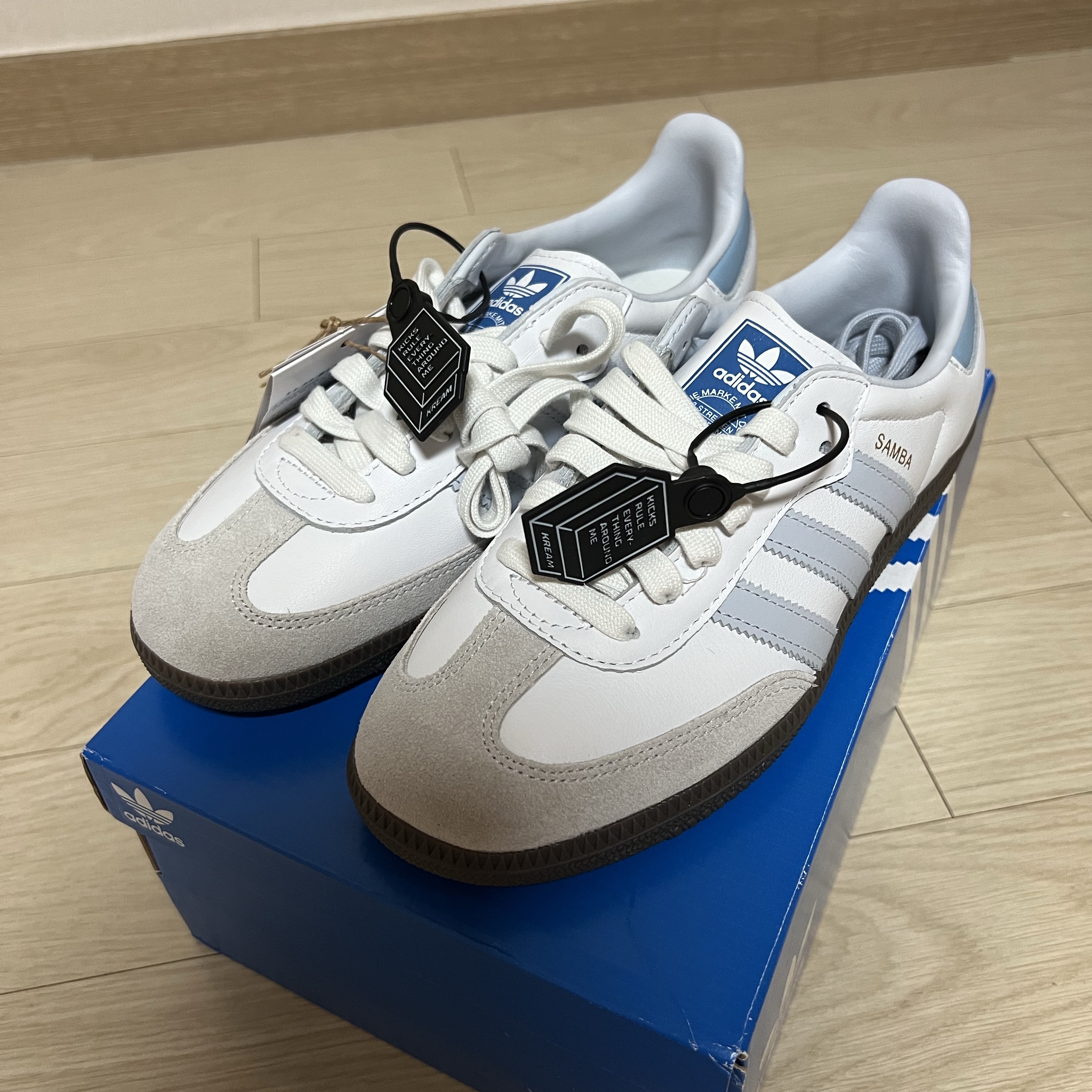 Adidas Samba OG Core White Halo Blue 착용 스타일 - 2