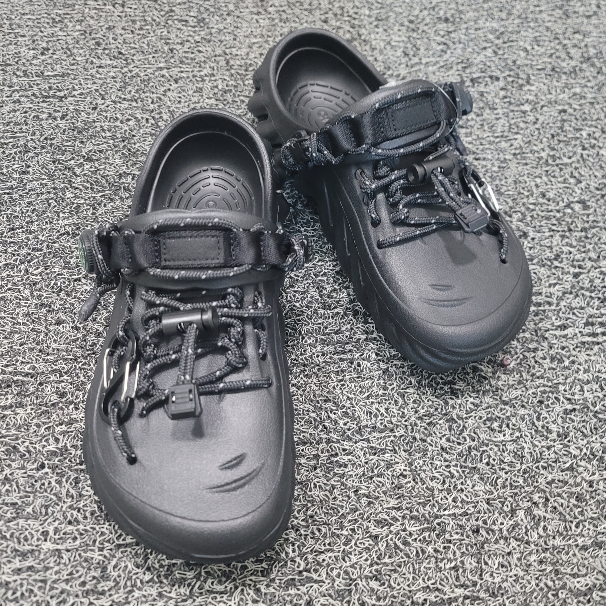 Crocs Echo Clog Black 착용 스타일 - 2
