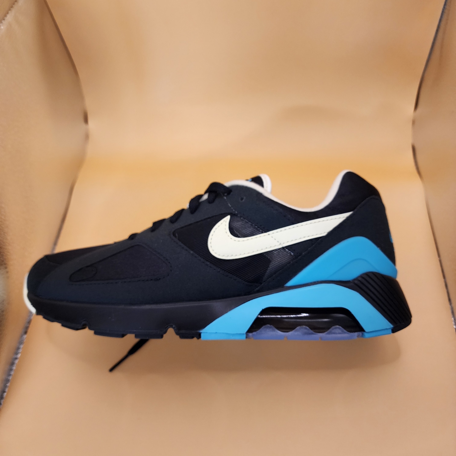 Nike Air 180 Black and Dusty Cactus 착용 스타일 - 2