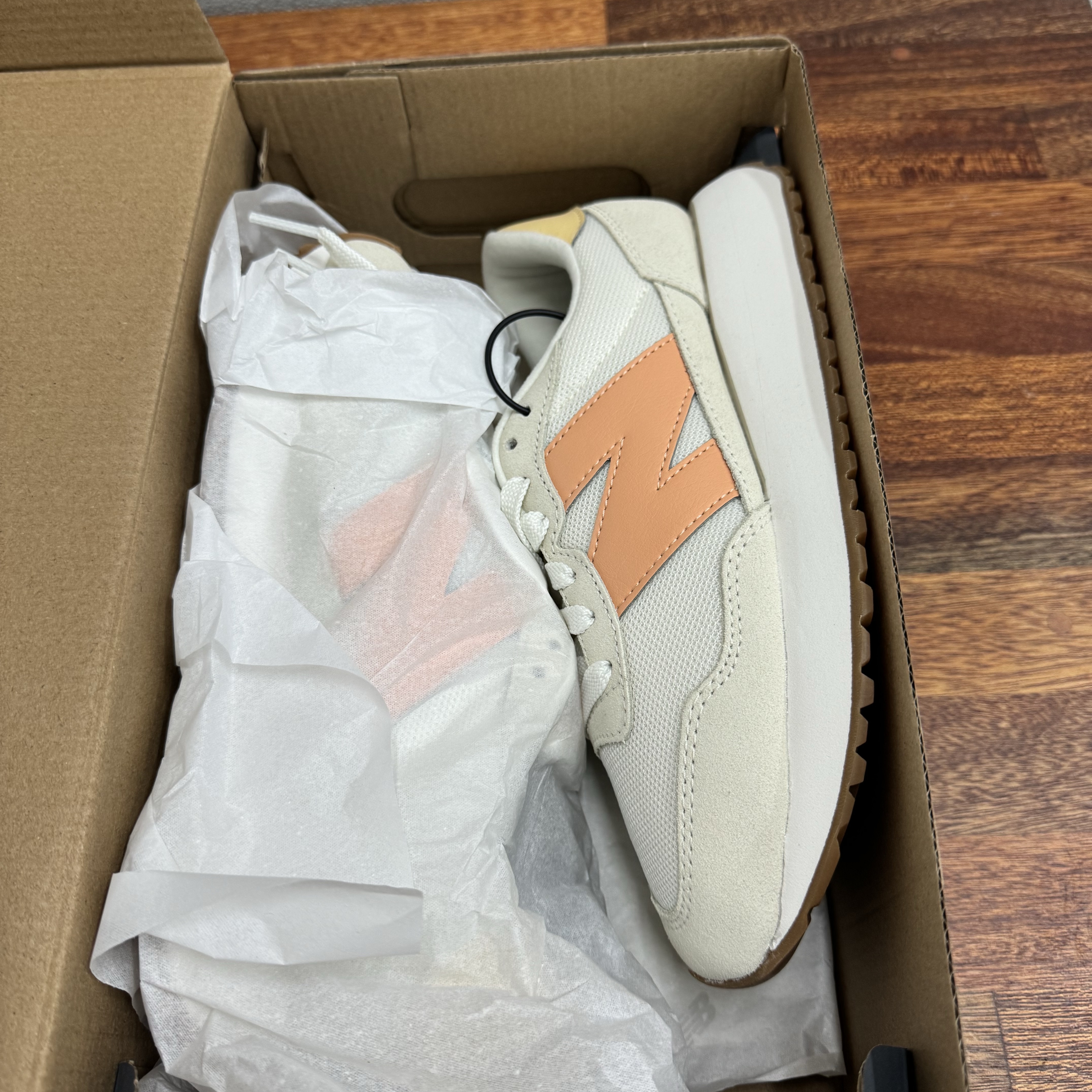 (W) New Balance 237 Beige Orange 착용 스타일 - 5