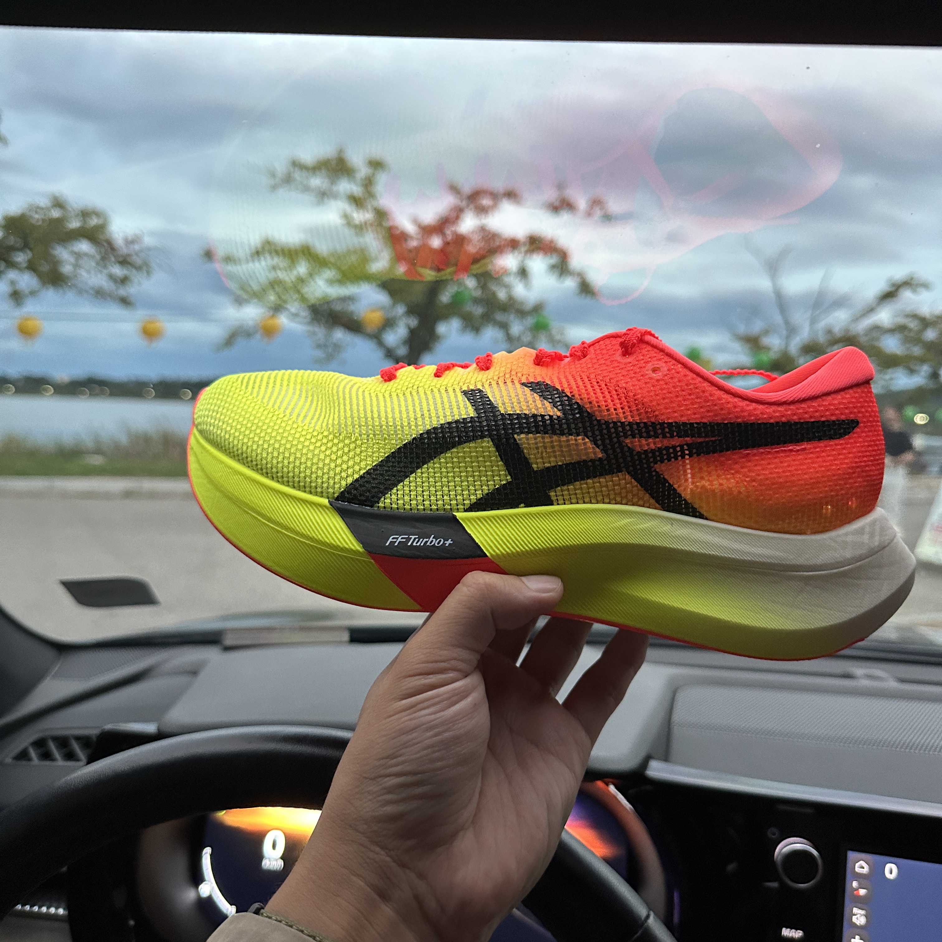 Asics Metaspeed Sky Paris Safety Yellow Black 착용 스타일