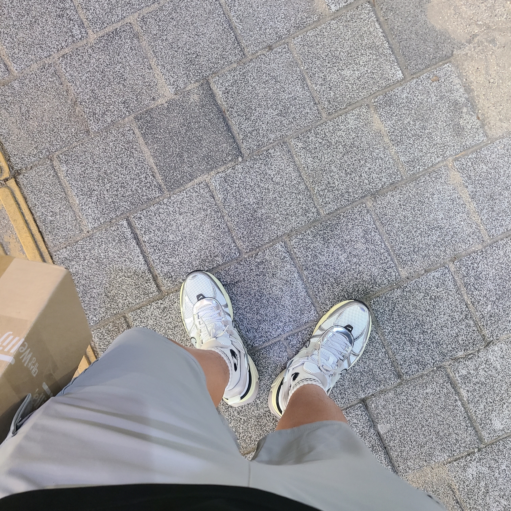 Nike V2K Run Pure Platinum Light Iron Ore 착용 스타일 - 3