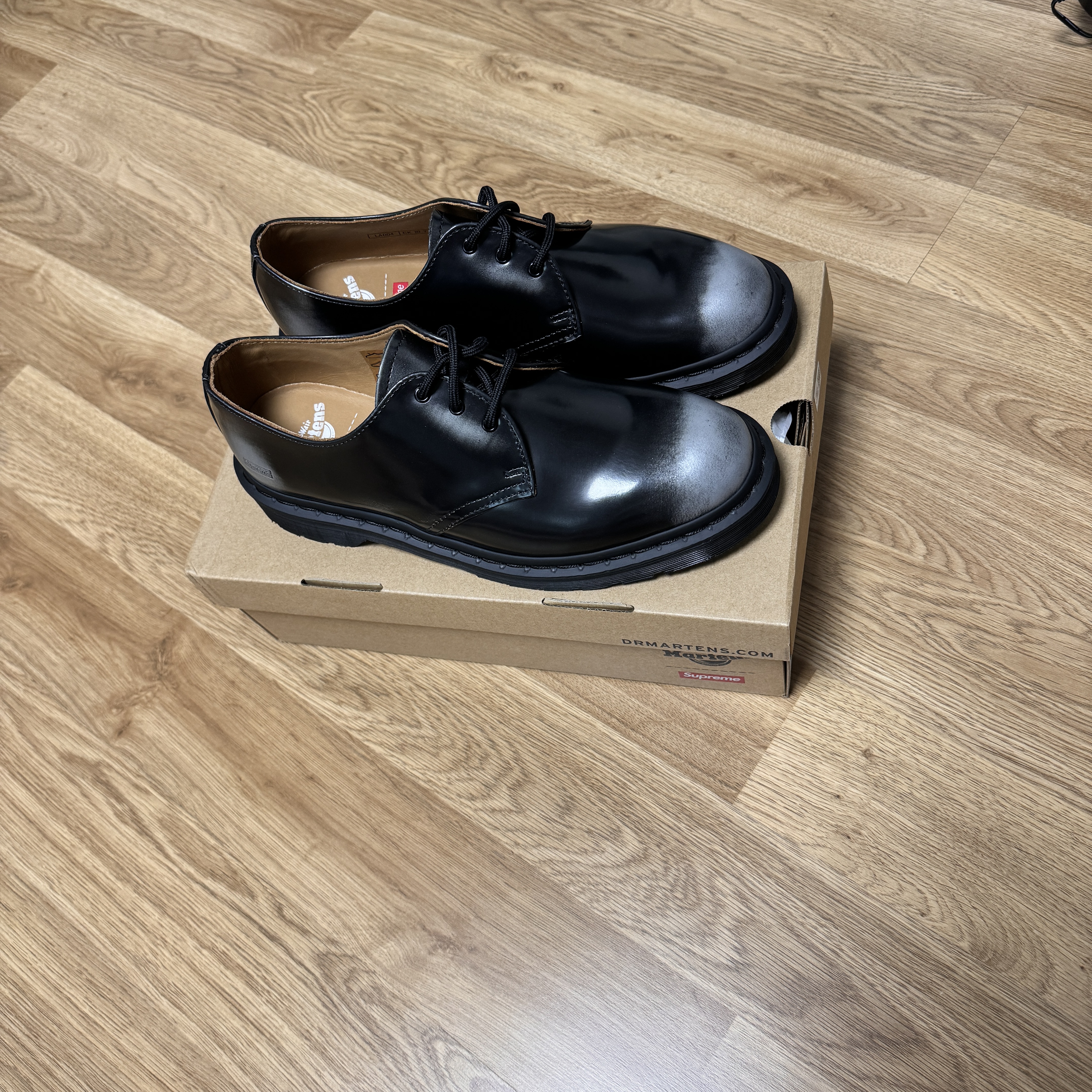 Dr. Martens x Supreme 1461 Gray Silver 착용 스타일
