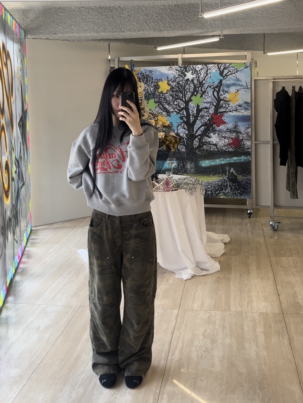 Vacant Archive Unisex Vacant Logo Sweat Shirt Grey, Vacant Archive Unisex Vacant Logo Sweat Shirt Black 착용 스타일