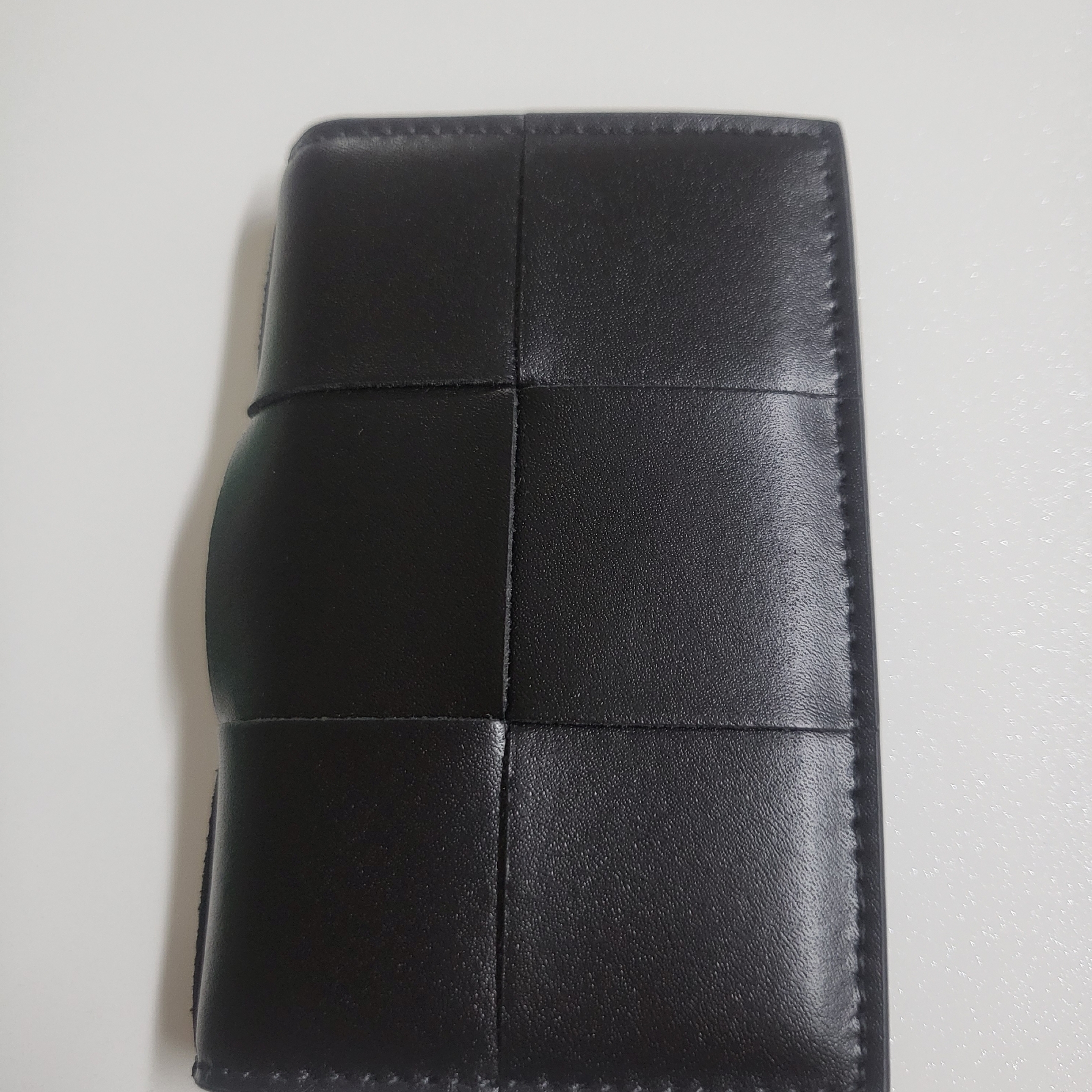 Bottega Veneta Flap Card Case Black 착용 스타일