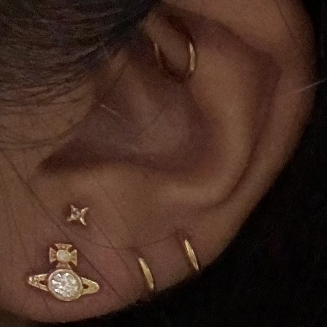(W) Vivienne Westwood London Orb Earrings Gold 착용 스타일 - 1